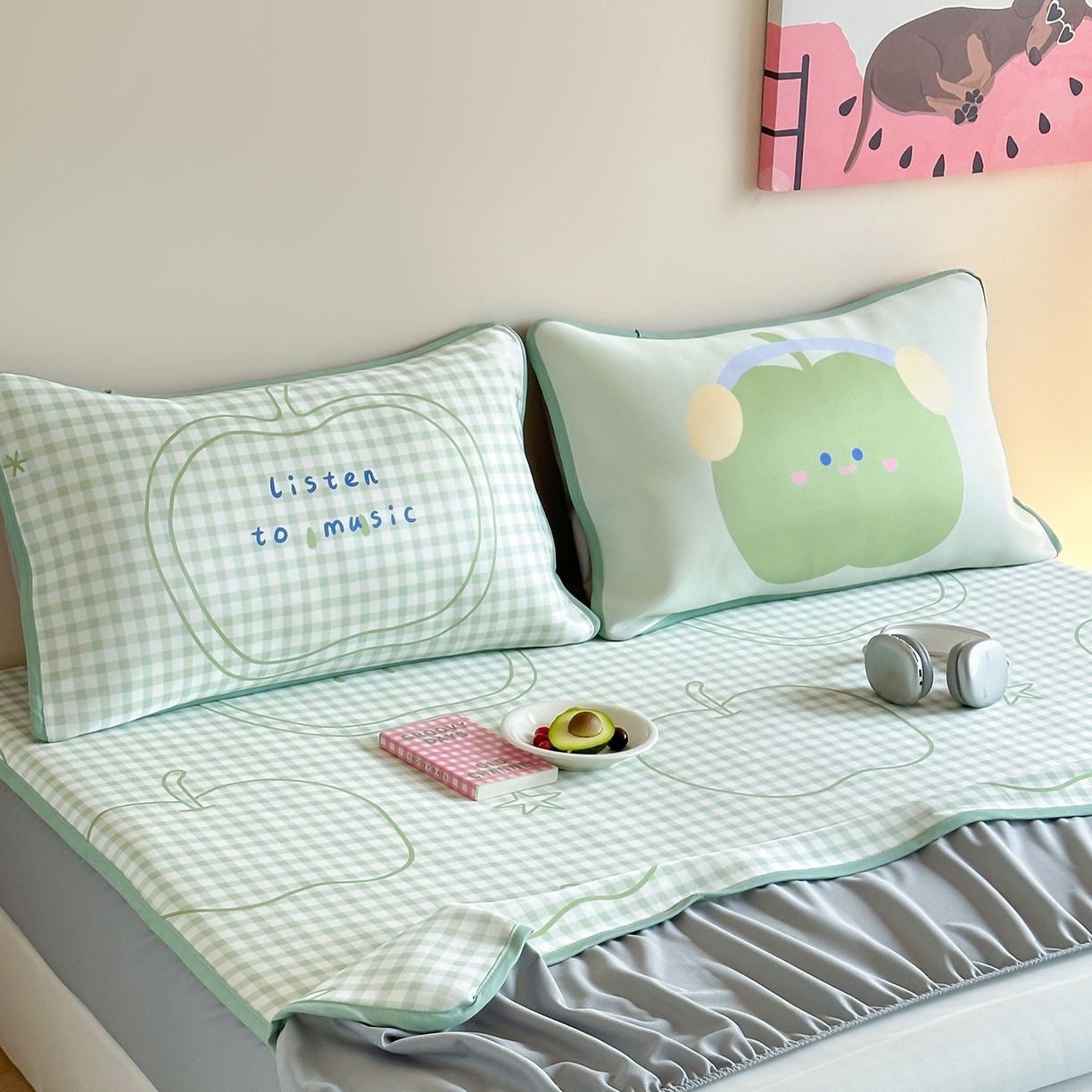 91家纺网 家纺一手货源 找家纺 桃喜 2026新款数码印花冰纤维牛奶丝凉席 绿格苹果