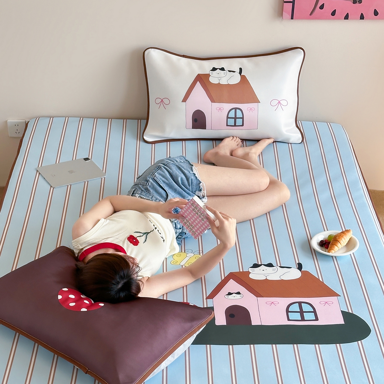 91家纺网 家纺一手货源 找家纺 桃喜 2026新款数码印花冰纤维牛奶丝凉席 猫咪蘑菇小屋