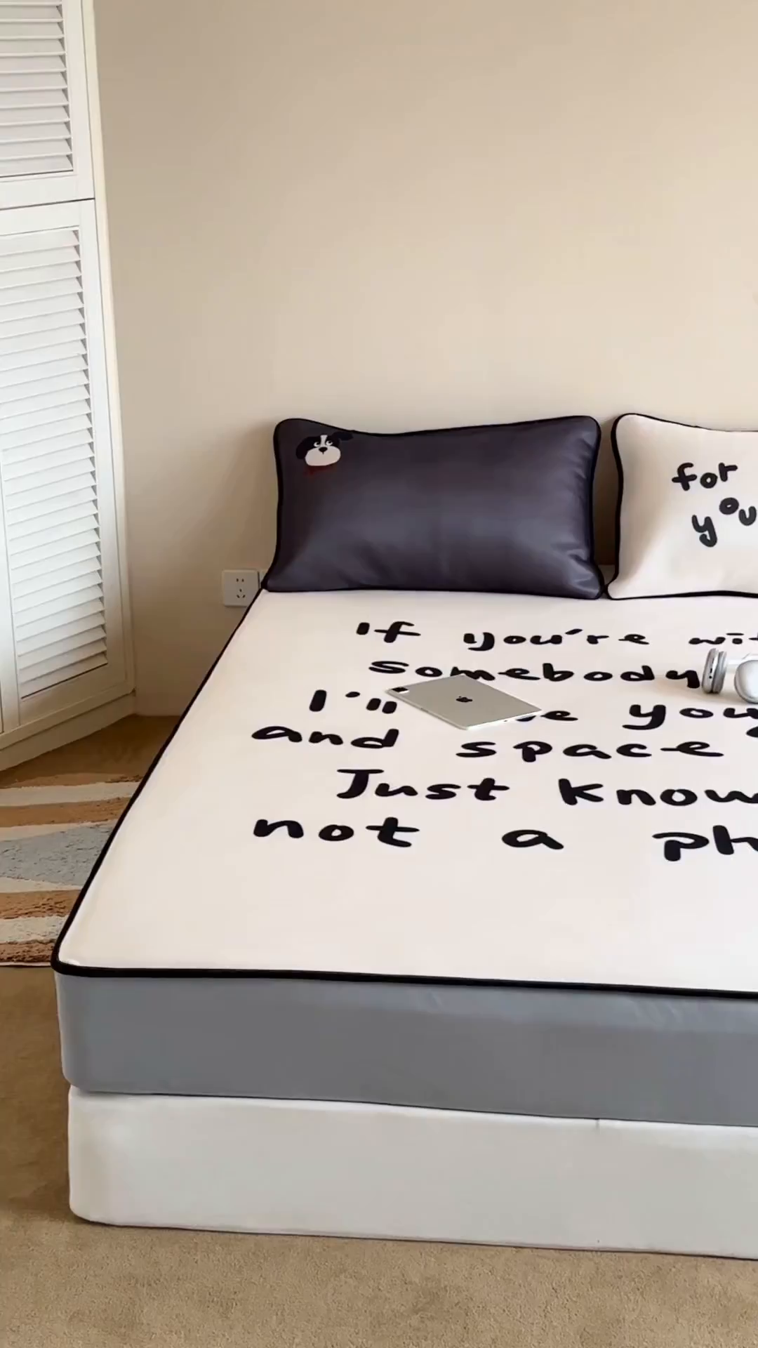 91家纺网 家纺一手货源 找家纺 桃喜 2026新款数码印花冰纤维牛奶丝凉席 美式酷黑小狗