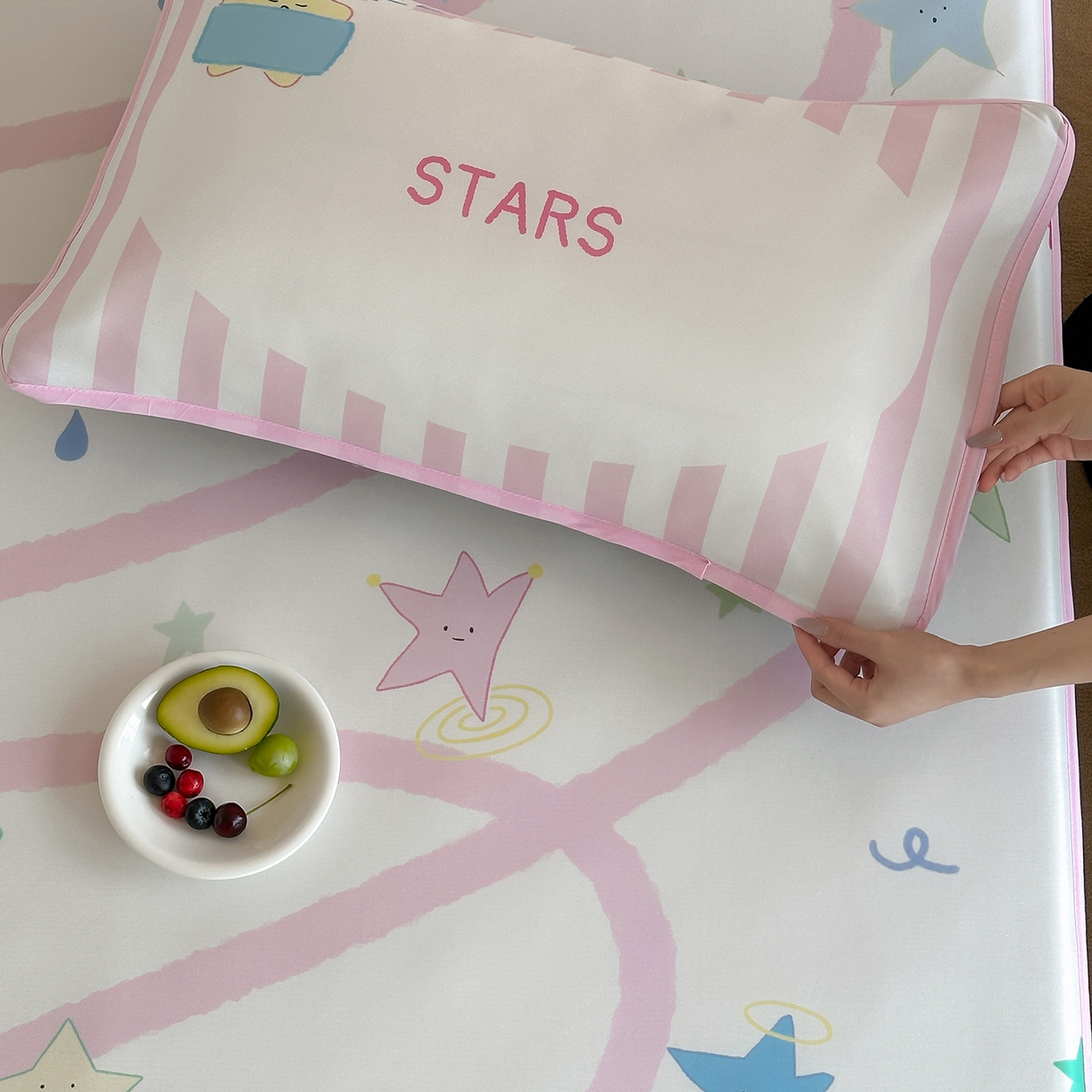 91家纺网 家纺一手货源 找家纺 桃喜 2026新款数码印花冰纤维牛奶丝凉席 梦幻流星带