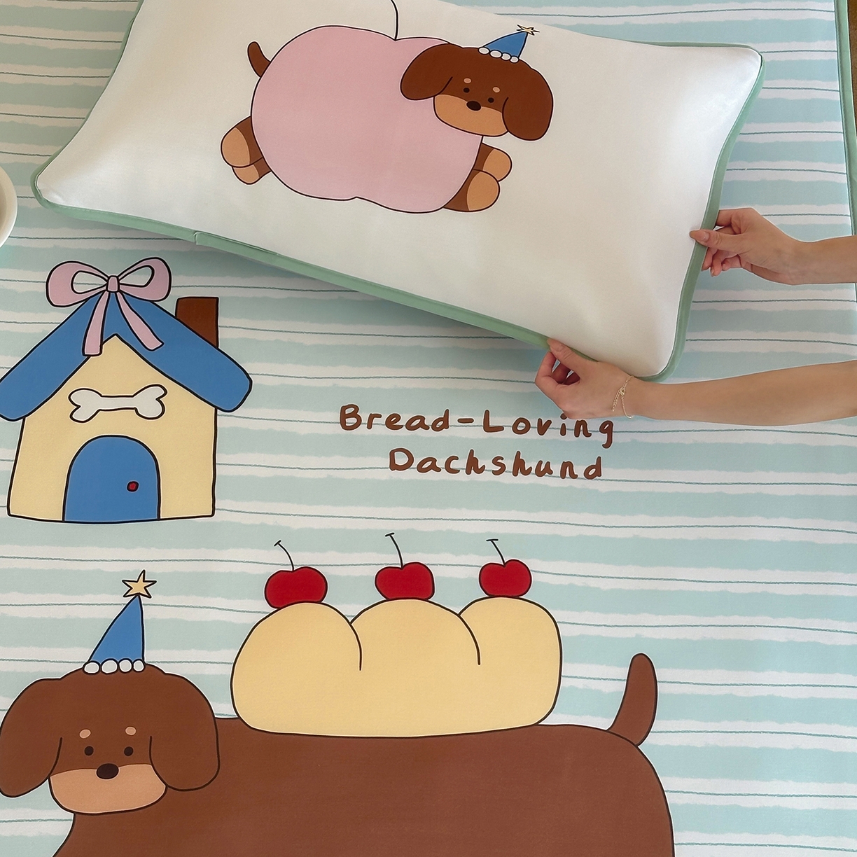 91家纺网 家纺一手货源 找家纺 桃喜 2026新款数码印花冰纤维牛奶丝凉席 面包腊肠狗