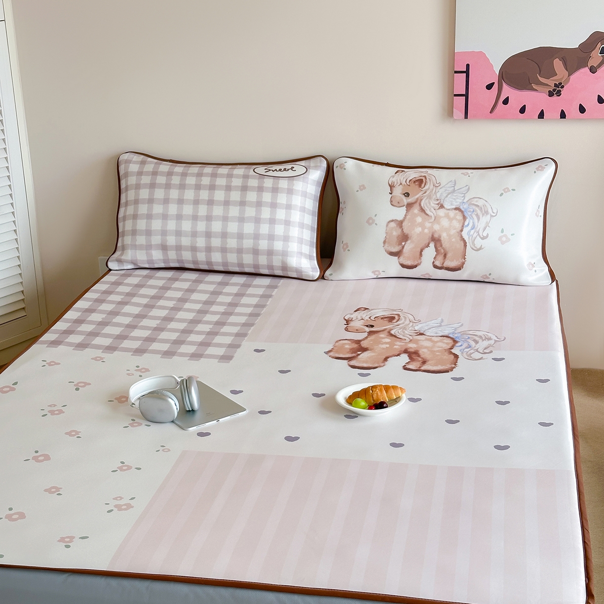 91家纺网 家纺一手货源 找家纺 桃喜 2026新款数码印花冰纤维牛奶丝凉席 碎花小马