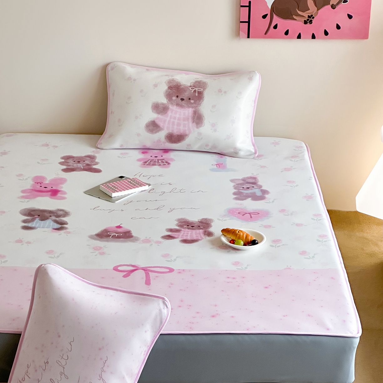 91家纺网 家纺一手货源 找家纺 桃喜 2026新款数码印花冰纤维牛奶丝凉席 小熊来信