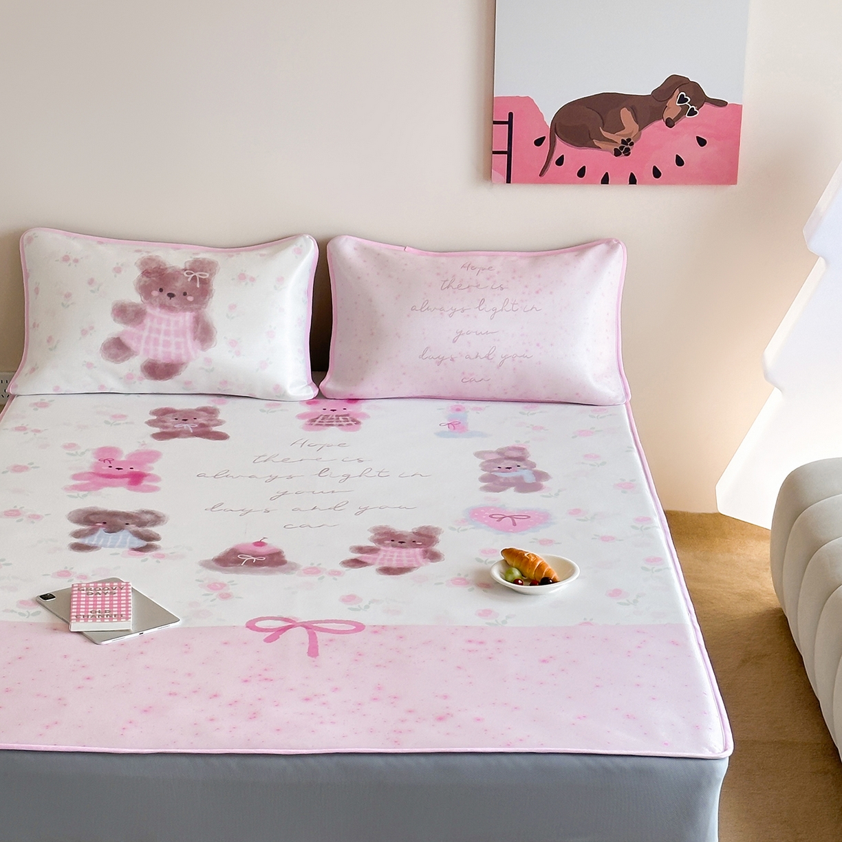 91家纺网 家纺一手货源 找家纺 桃喜 2026新款数码印花冰纤维牛奶丝凉席 小熊来信