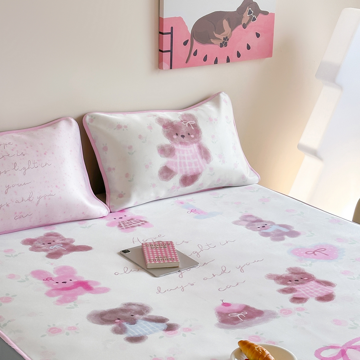 91家纺网 家纺一手货源 找家纺 桃喜 2026新款数码印花冰纤维牛奶丝凉席 小熊来信