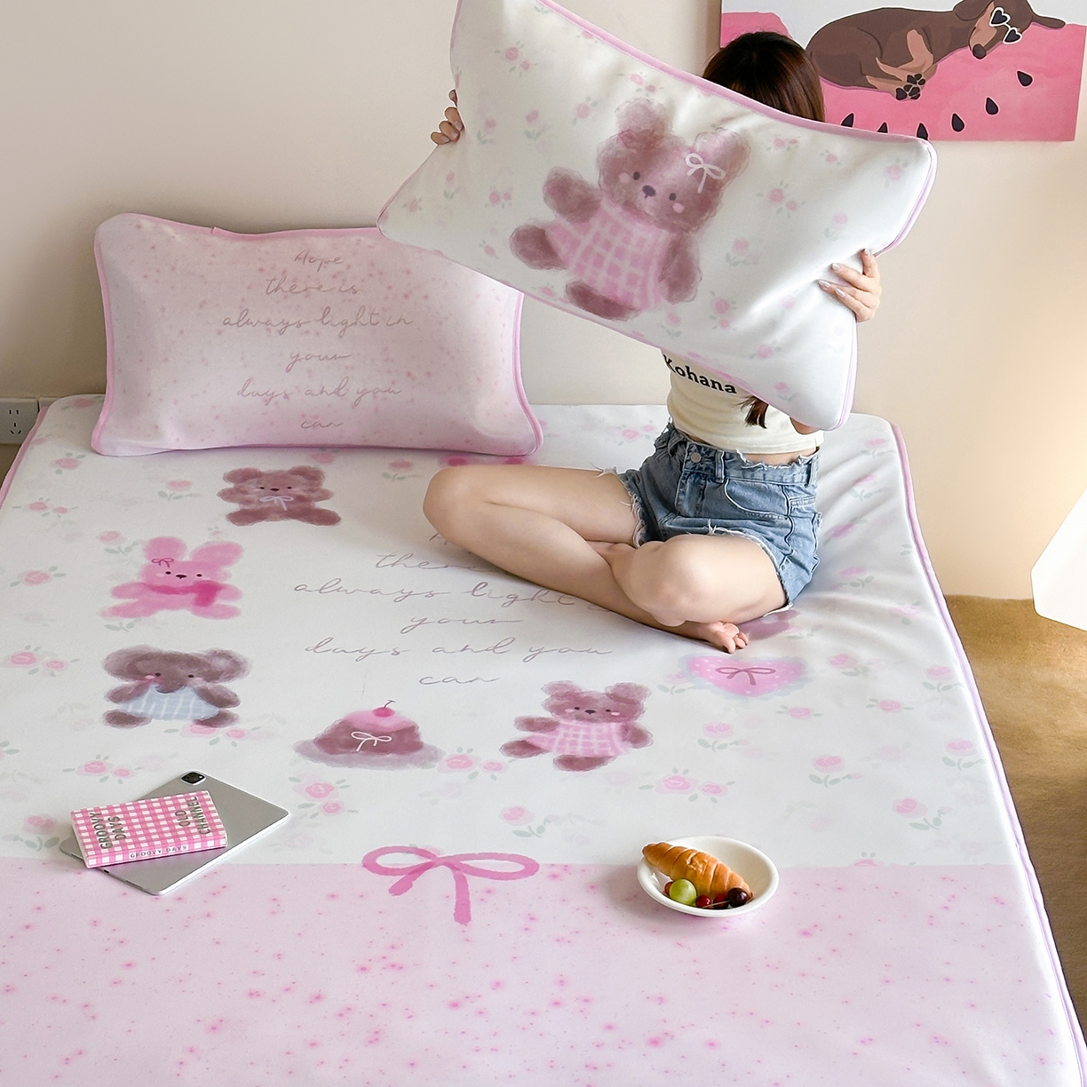 91家纺网 家纺一手货源 找家纺 桃喜 2026新款数码印花冰纤维牛奶丝凉席 小熊来信