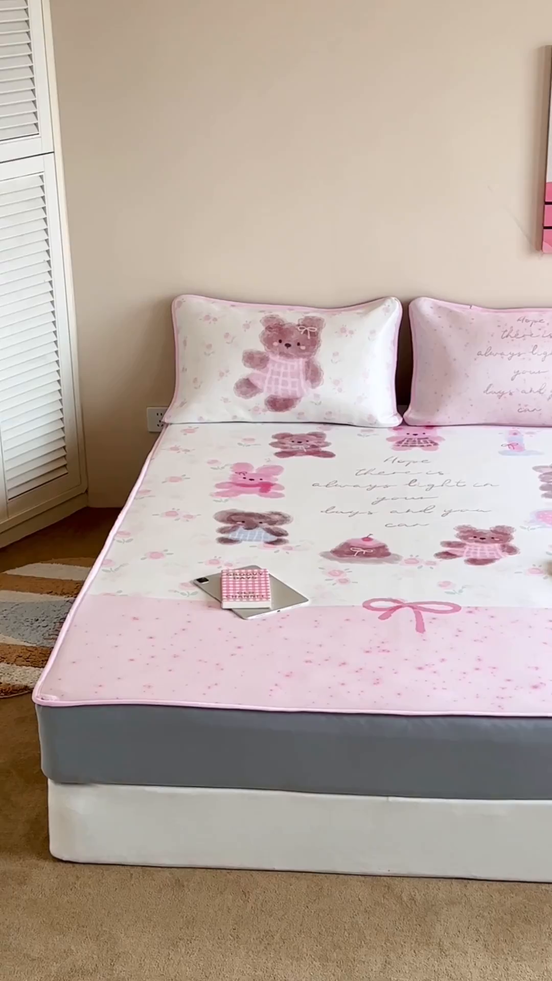 91家纺网 家纺一手货源 找家纺 桃喜 2026新款数码印花冰纤维牛奶丝凉席 小熊来信