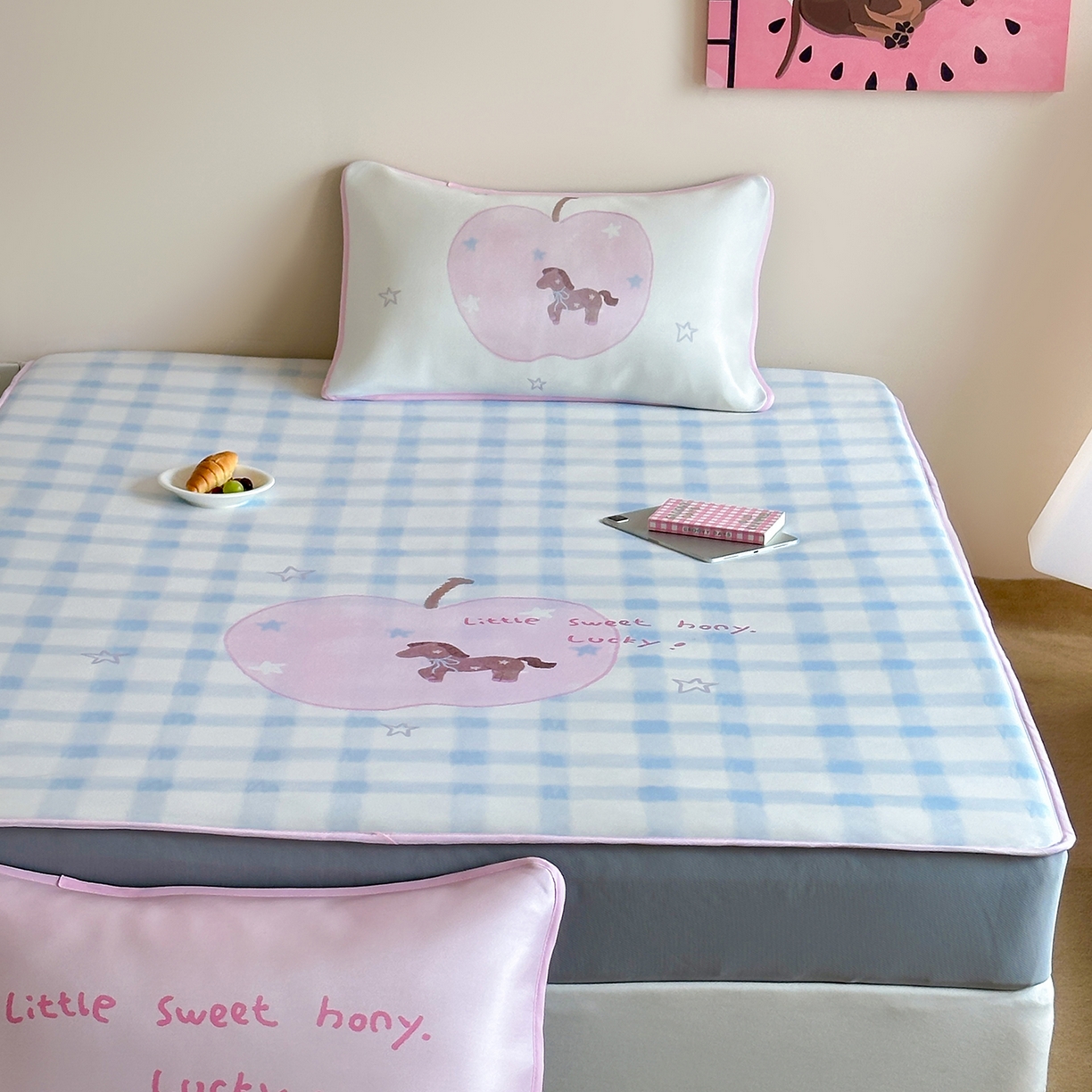 91家纺网 家纺一手货源 找家纺 桃喜 2026新款数码印花冰纤维牛奶丝凉席 星星苹果小马