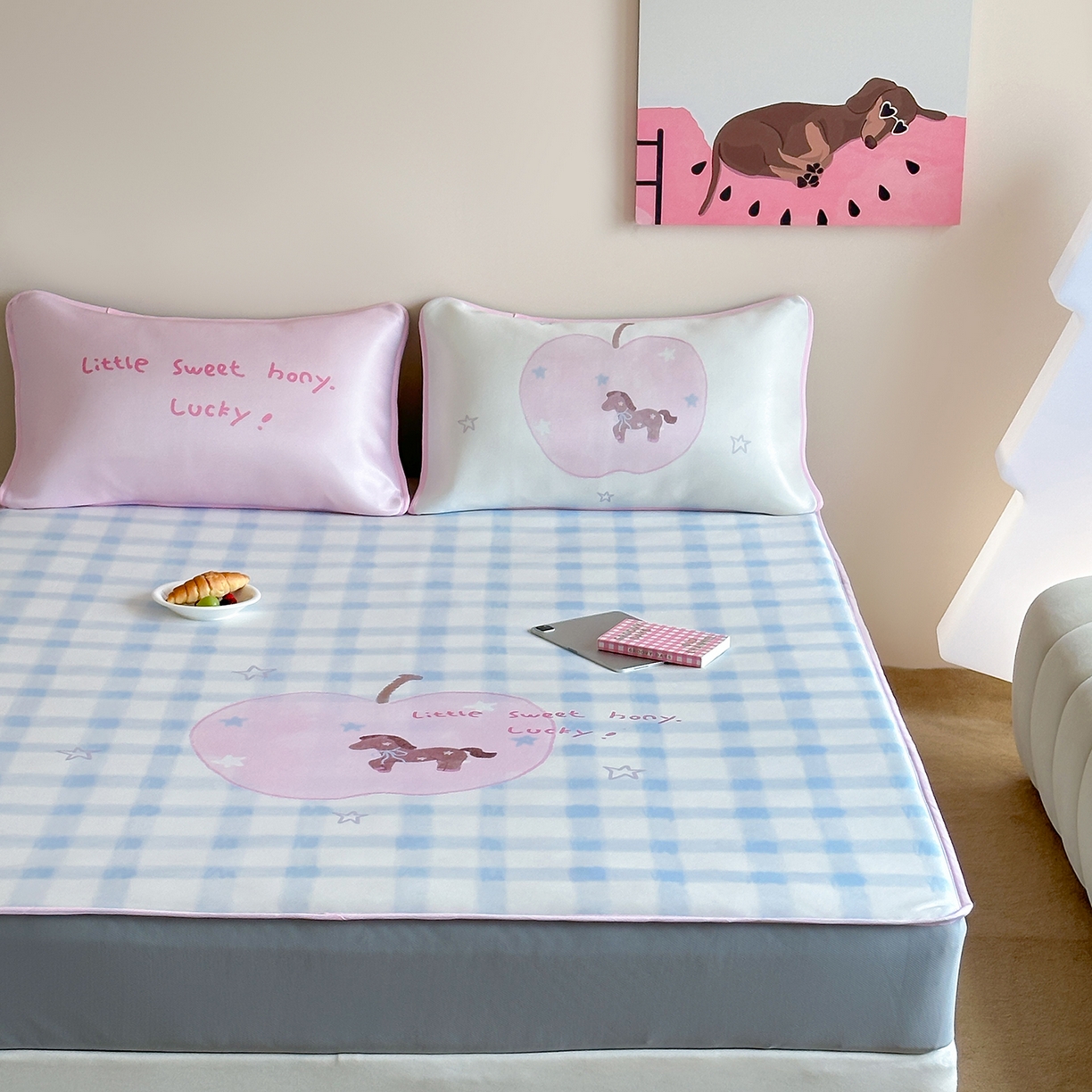 91家纺网 家纺一手货源 找家纺 桃喜 2026新款数码印花冰纤维牛奶丝凉席 星星苹果小马