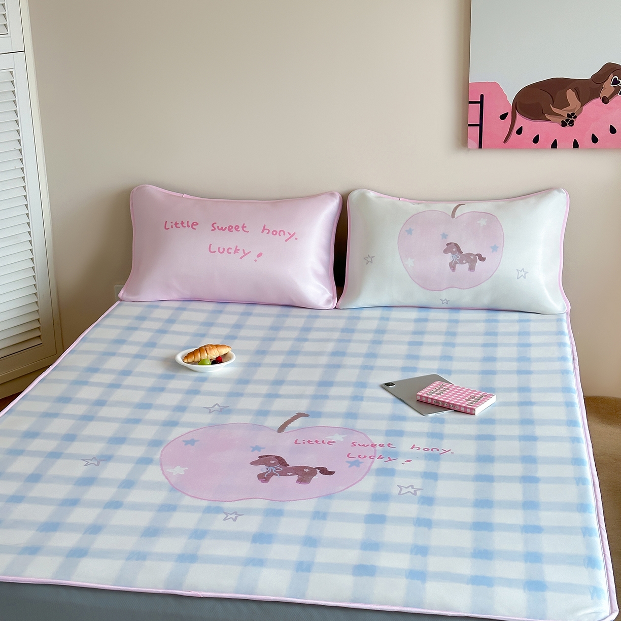 91家纺网 家纺一手货源 找家纺 桃喜 2026新款数码印花冰纤维牛奶丝凉席 星星苹果小马