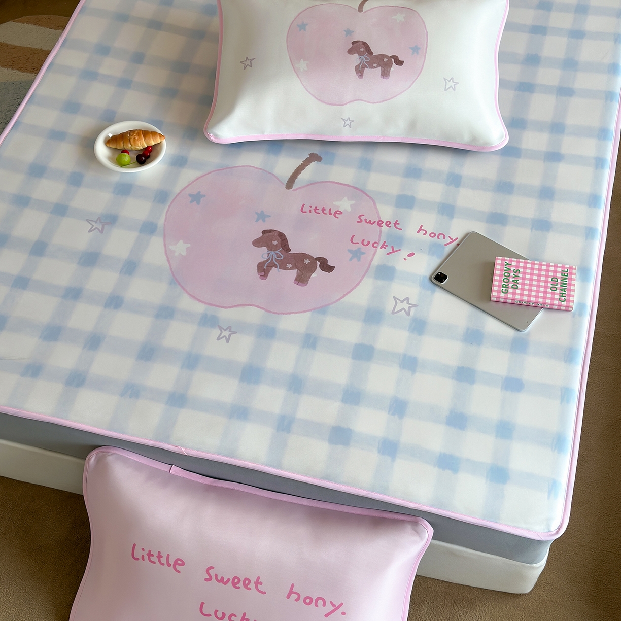 91家纺网 家纺一手货源 找家纺 桃喜 2026新款数码印花冰纤维牛奶丝凉席 星星苹果小马