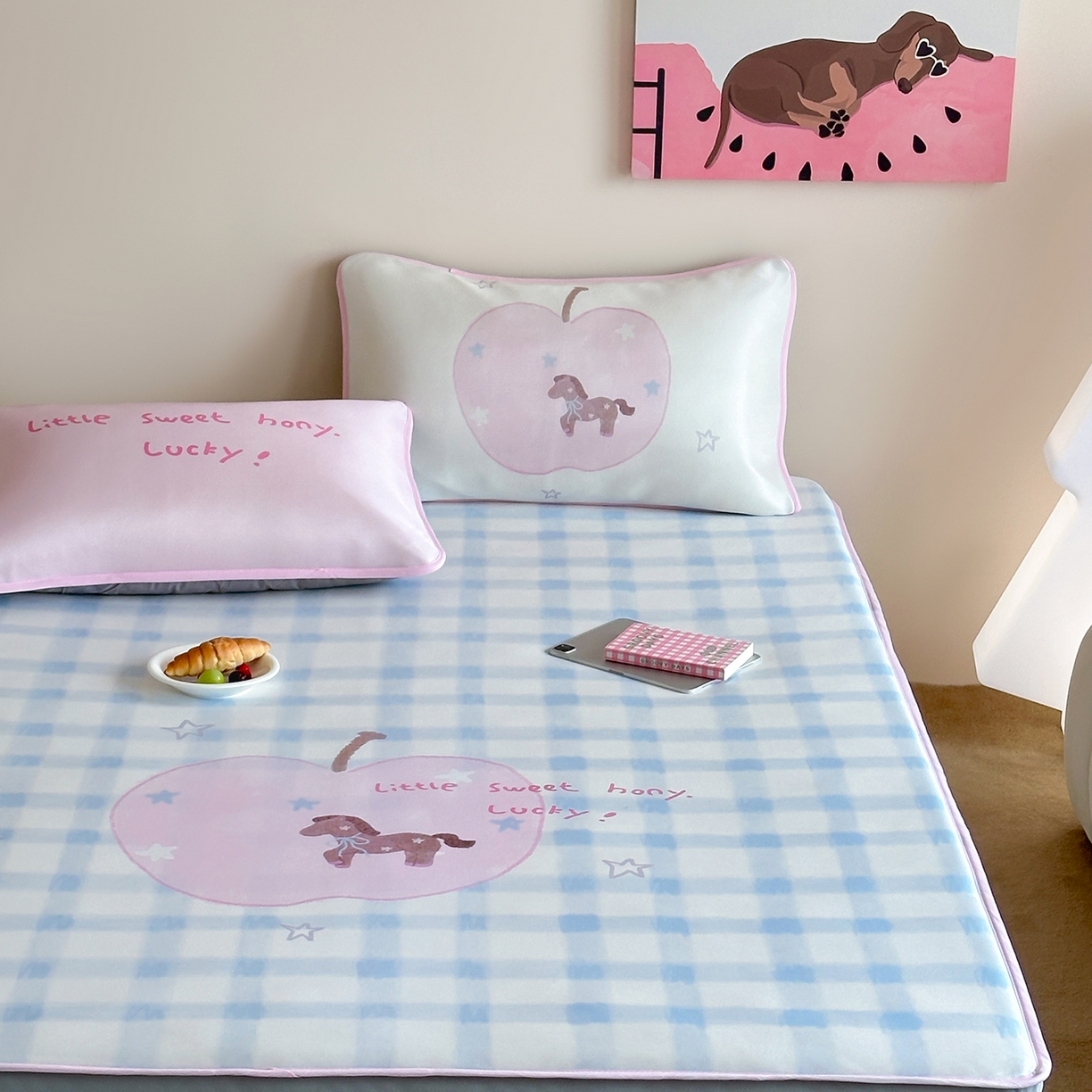 91家纺网 家纺一手货源 找家纺 桃喜 2026新款数码印花冰纤维牛奶丝凉席 星星苹果小马