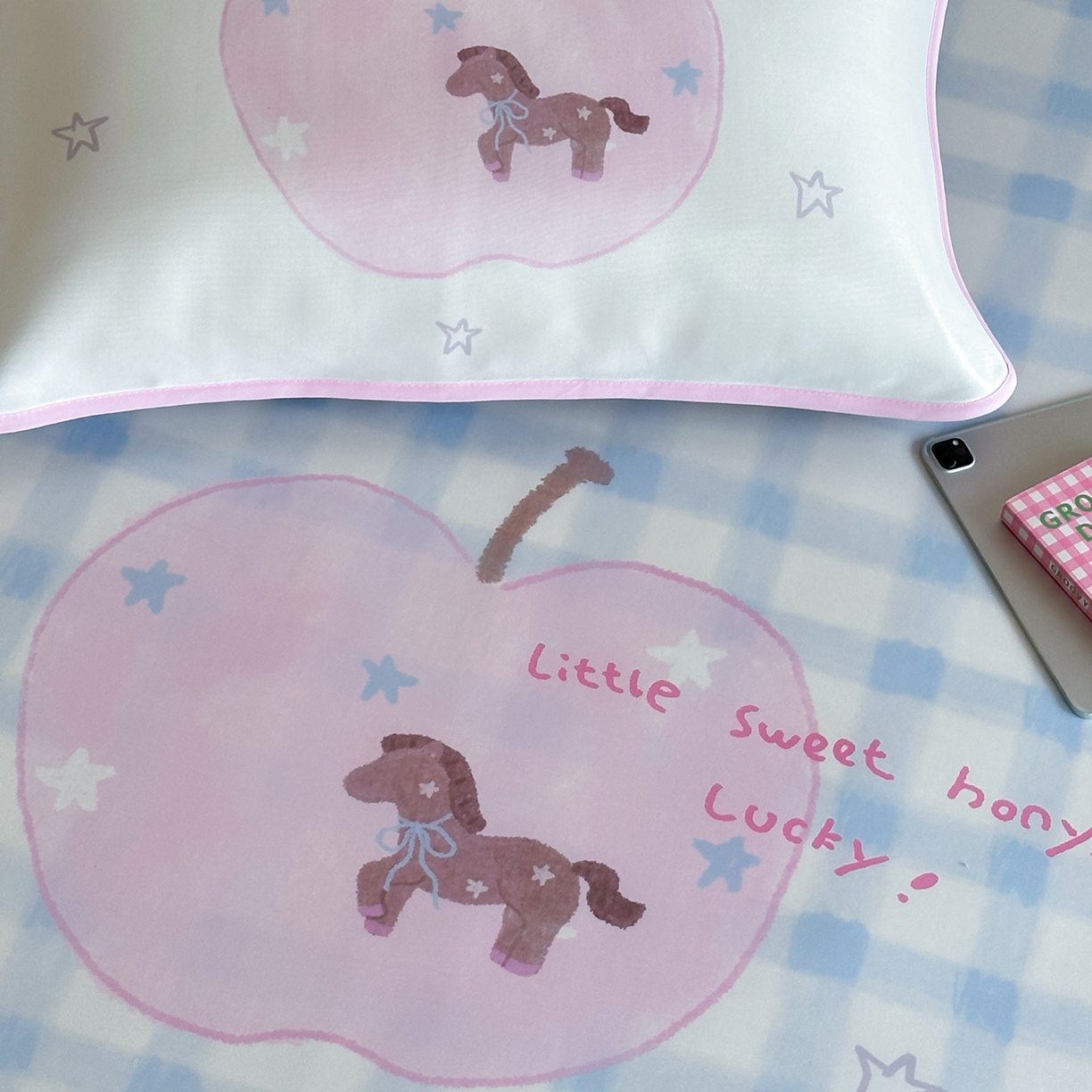 91家纺网 家纺一手货源 找家纺 桃喜 2026新款数码印花冰纤维牛奶丝凉席 星星苹果小马