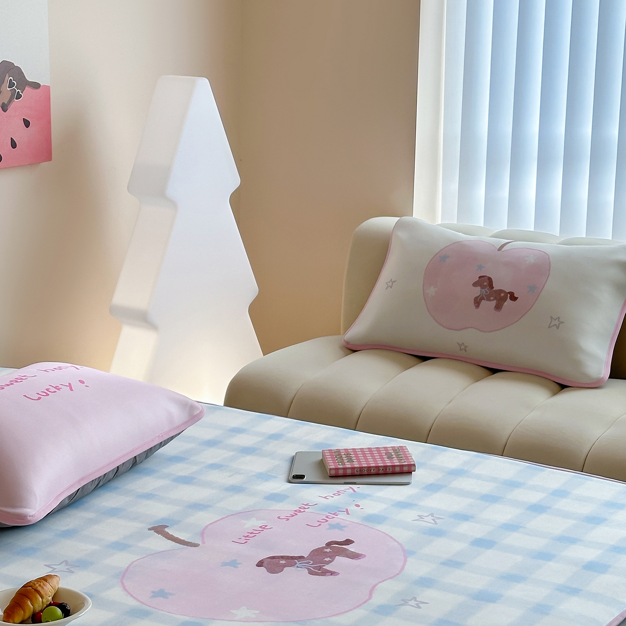 91家纺网 家纺一手货源 找家纺 桃喜 2026新款数码印花冰纤维牛奶丝凉席 星星苹果小马