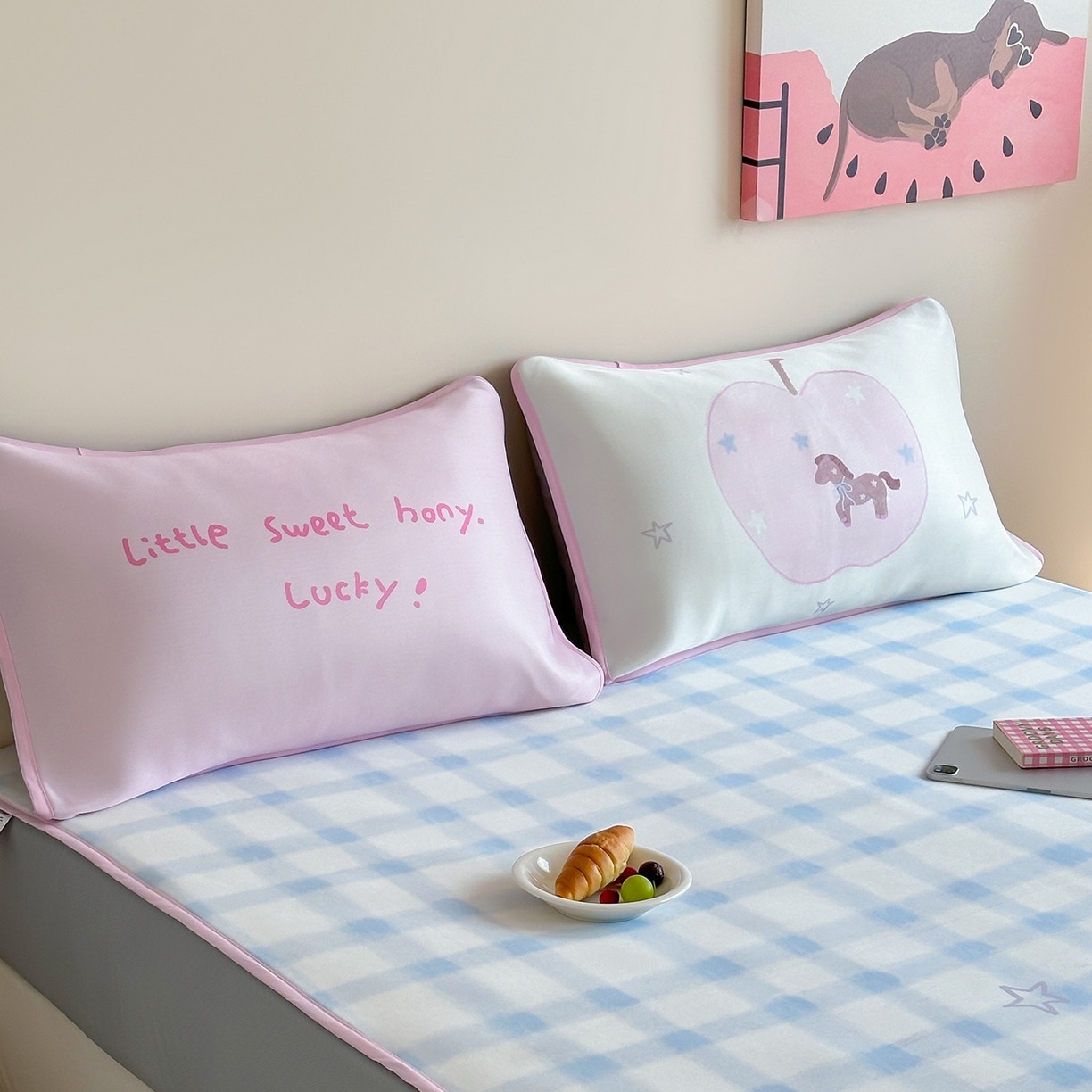 91家纺网 家纺一手货源 找家纺 桃喜 2026新款数码印花冰纤维牛奶丝凉席 星星苹果小马