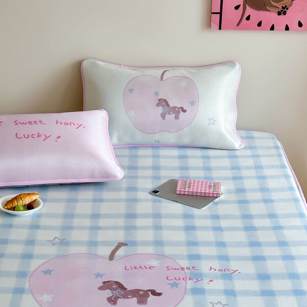 91家纺网 家纺一手货源 找家纺 桃喜 2026新款数码印花冰纤维牛奶丝凉席 星星苹果小马