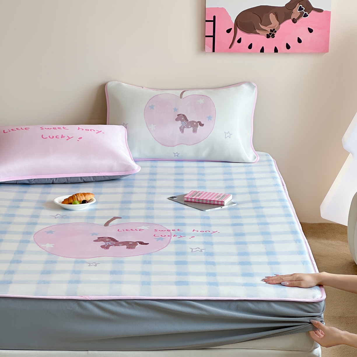 91家纺网 家纺一手货源 找家纺 桃喜 2026新款数码印花冰纤维牛奶丝凉席 星星苹果小马