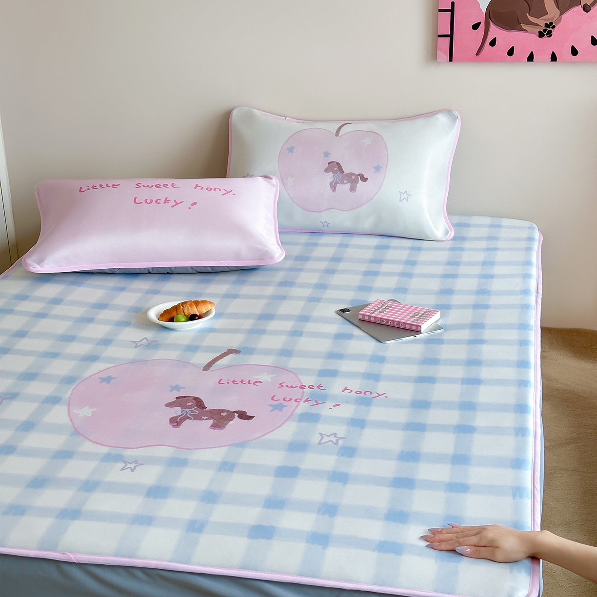 91家纺网 家纺一手货源 找家纺 桃喜 2026新款数码印花冰纤维牛奶丝凉席 星星苹果小马