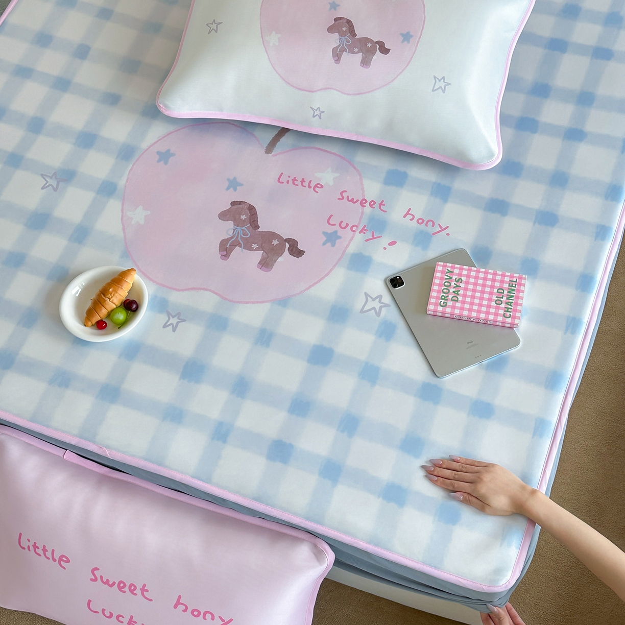 91家纺网 家纺一手货源 找家纺 桃喜 2026新款数码印花冰纤维牛奶丝凉席 星星苹果小马