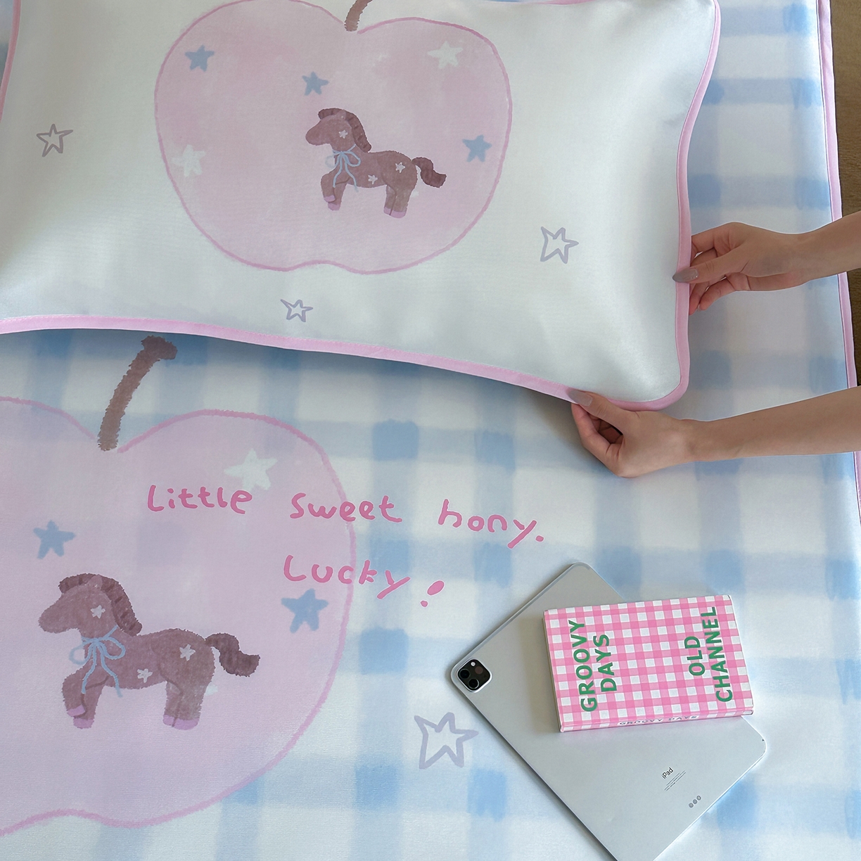 91家纺网 家纺一手货源 找家纺 桃喜 2026新款数码印花冰纤维牛奶丝凉席 星星苹果小马