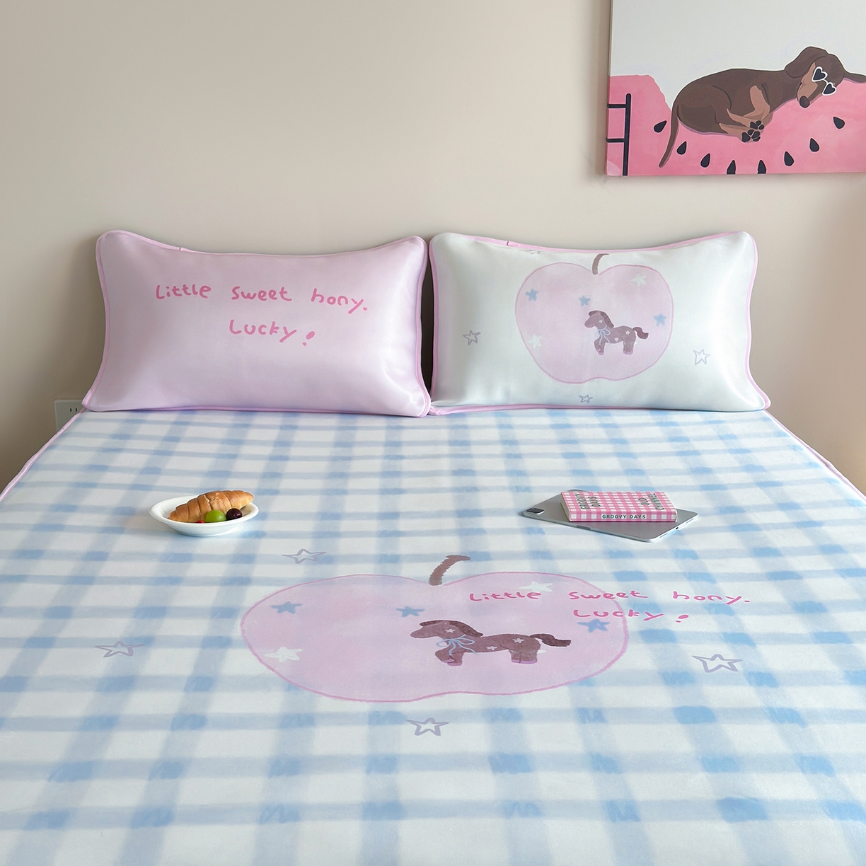 91家纺网 家纺一手货源 找家纺 桃喜 2026新款数码印花冰纤维牛奶丝凉席 星星苹果小马