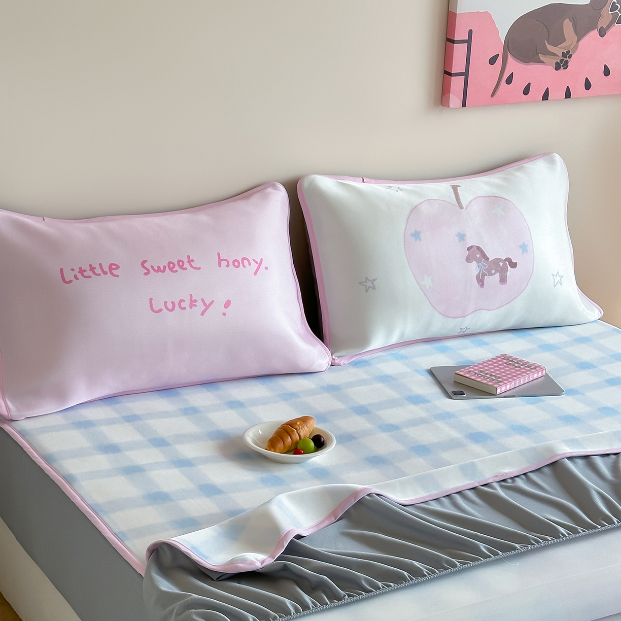 91家纺网 家纺一手货源 找家纺 桃喜 2026新款数码印花冰纤维牛奶丝凉席 星星苹果小马