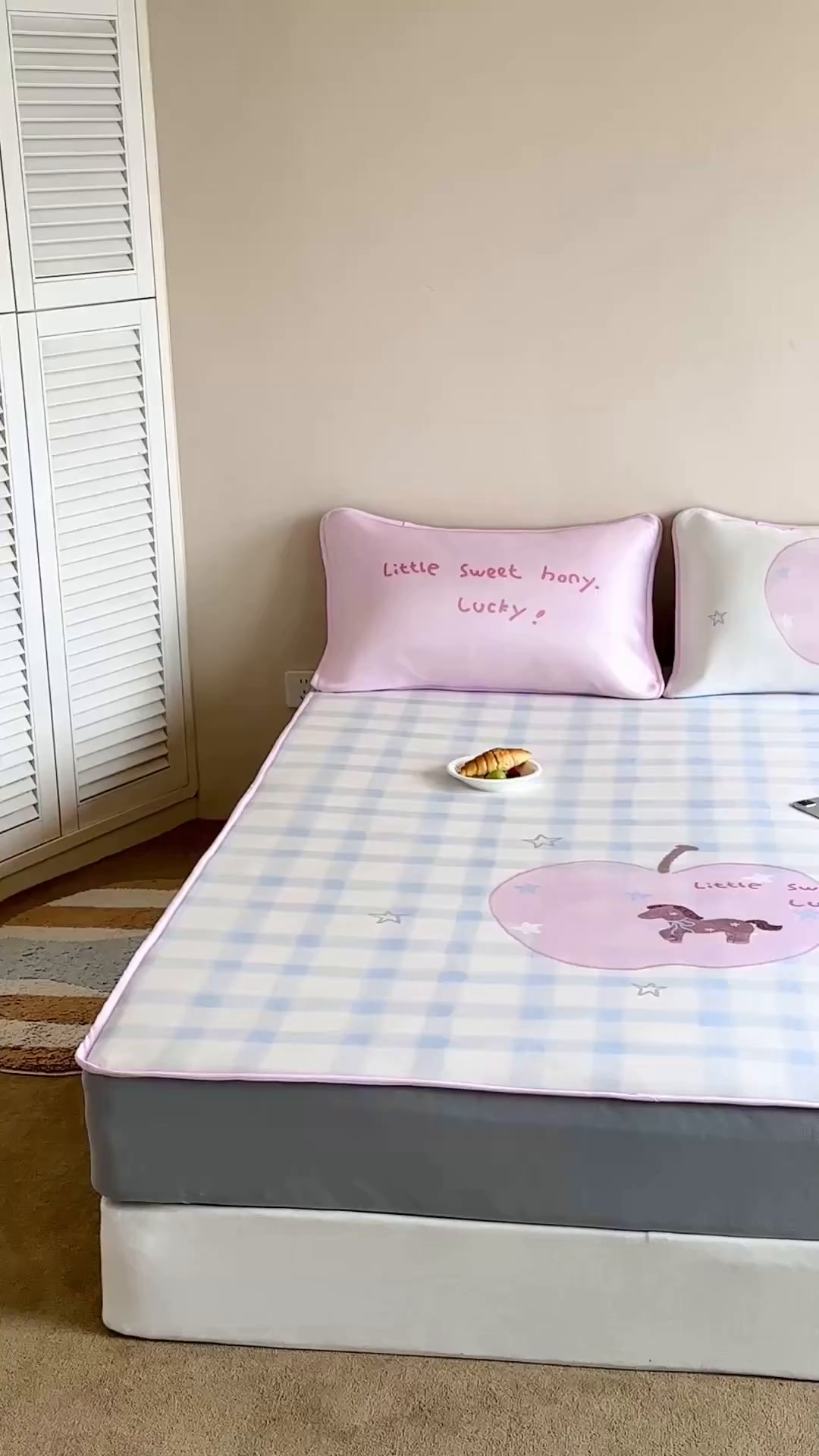 91家纺网 家纺一手货源 找家纺 桃喜 2026新款数码印花冰纤维牛奶丝凉席 星星苹果小马