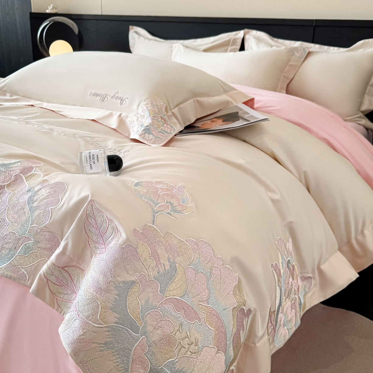 91家纺网 家纺一手货源 找家纺 卡初家居（原微来） 2026新款A类母婴级亲肤棉绣花四件套-锦上添花 锦上添花-白+粉