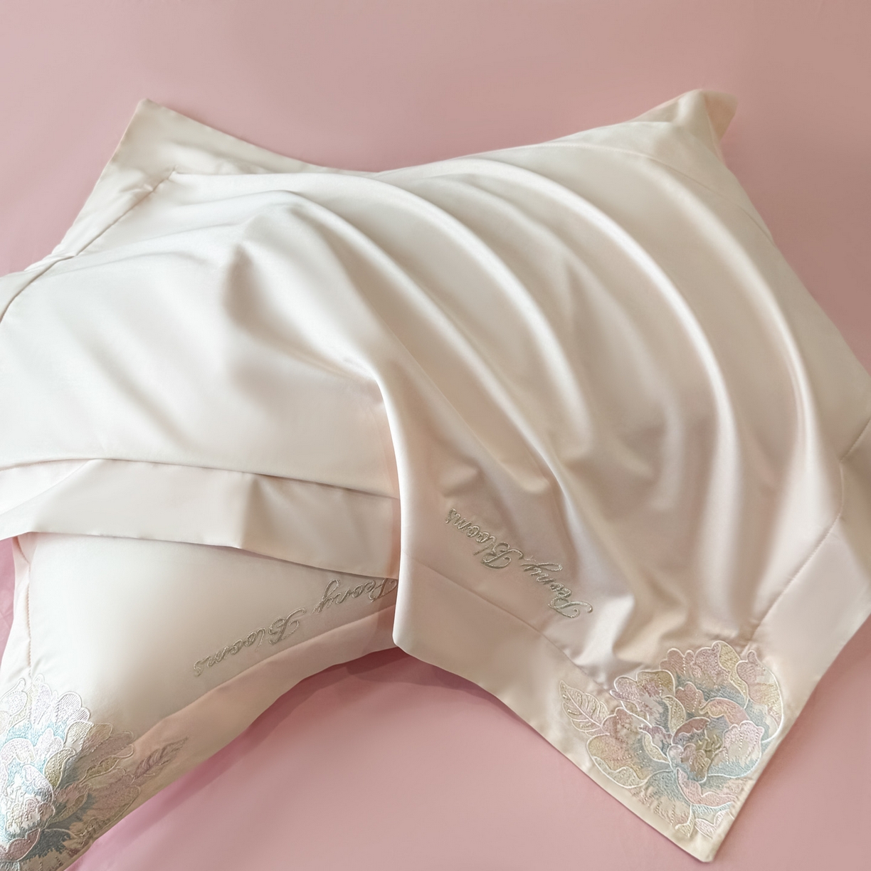 91家纺网 家纺一手货源 找家纺 卡初家居（原微来） 2026新款A类母婴级亲肤棉绣花四件套-锦上添花 锦上添花-白+粉