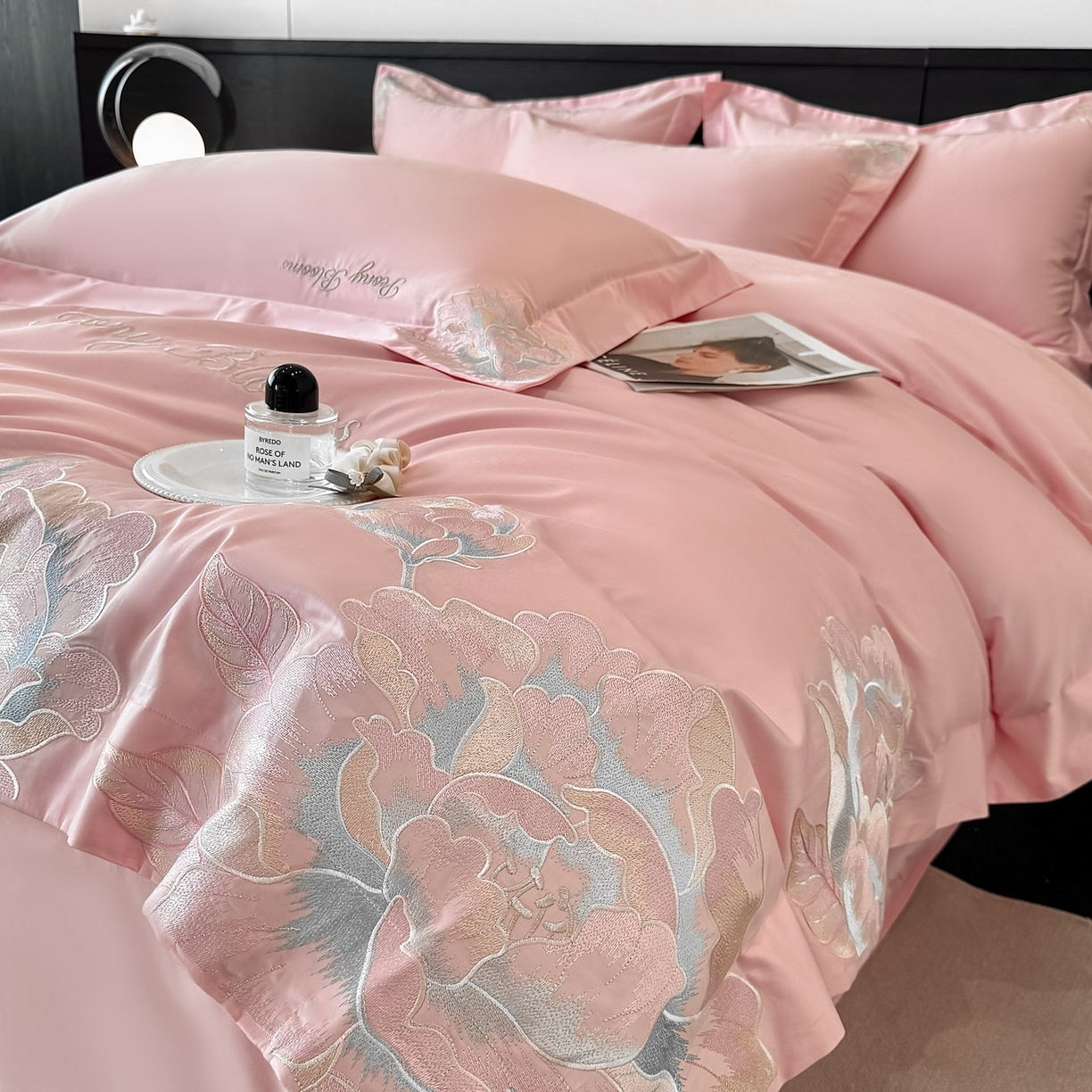 91家纺网 家纺一手货源 找家纺 卡初家居（原微来） 2026新款A类母婴级亲肤棉绣花四件套-锦上添花 锦上添花-香叶粉