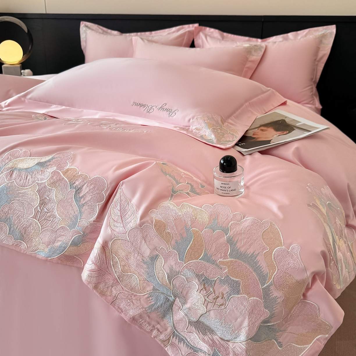 91家纺网 家纺一手货源 找家纺 卡初家居（原微来） 2026新款A类母婴级亲肤棉绣花四件套-锦上添花 锦上添花-香叶粉