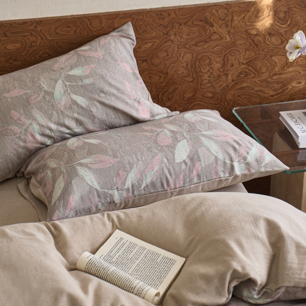 91家纺网 家纺一手货源 找家纺 安莱生活 2026新品色织棉麻大提花四件套蔓藤浮雕复古被套床单床品 蔓藤-槿红