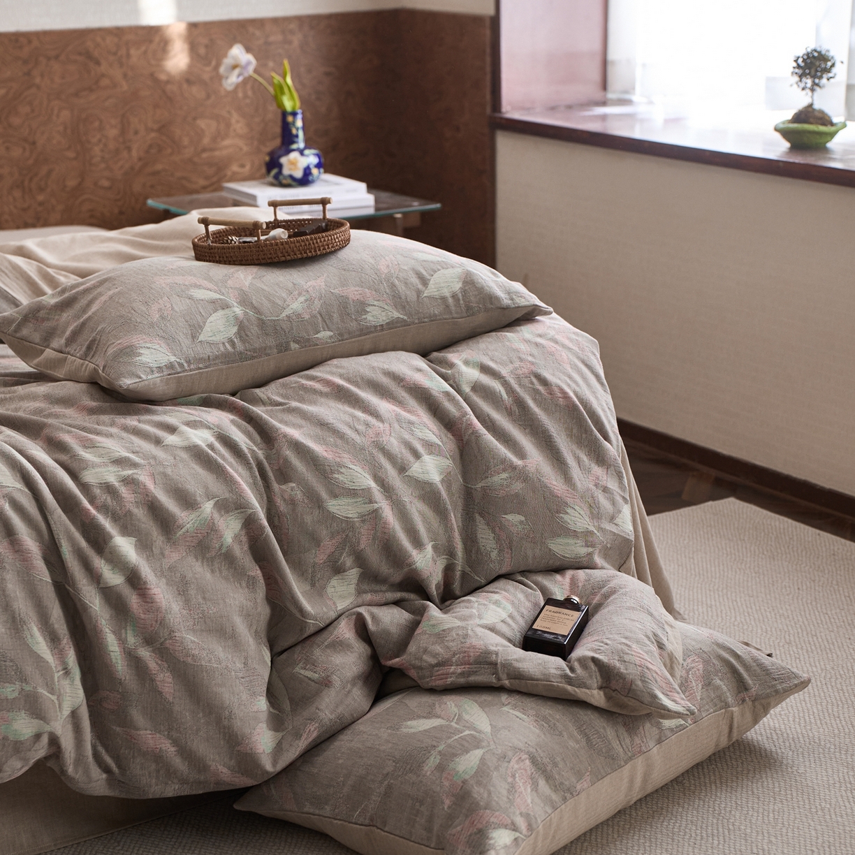 91家纺网 家纺一手货源 找家纺 安莱生活 2026新品色织棉麻大提花四件套蔓藤浮雕复古被套床单床品 蔓藤-槿红