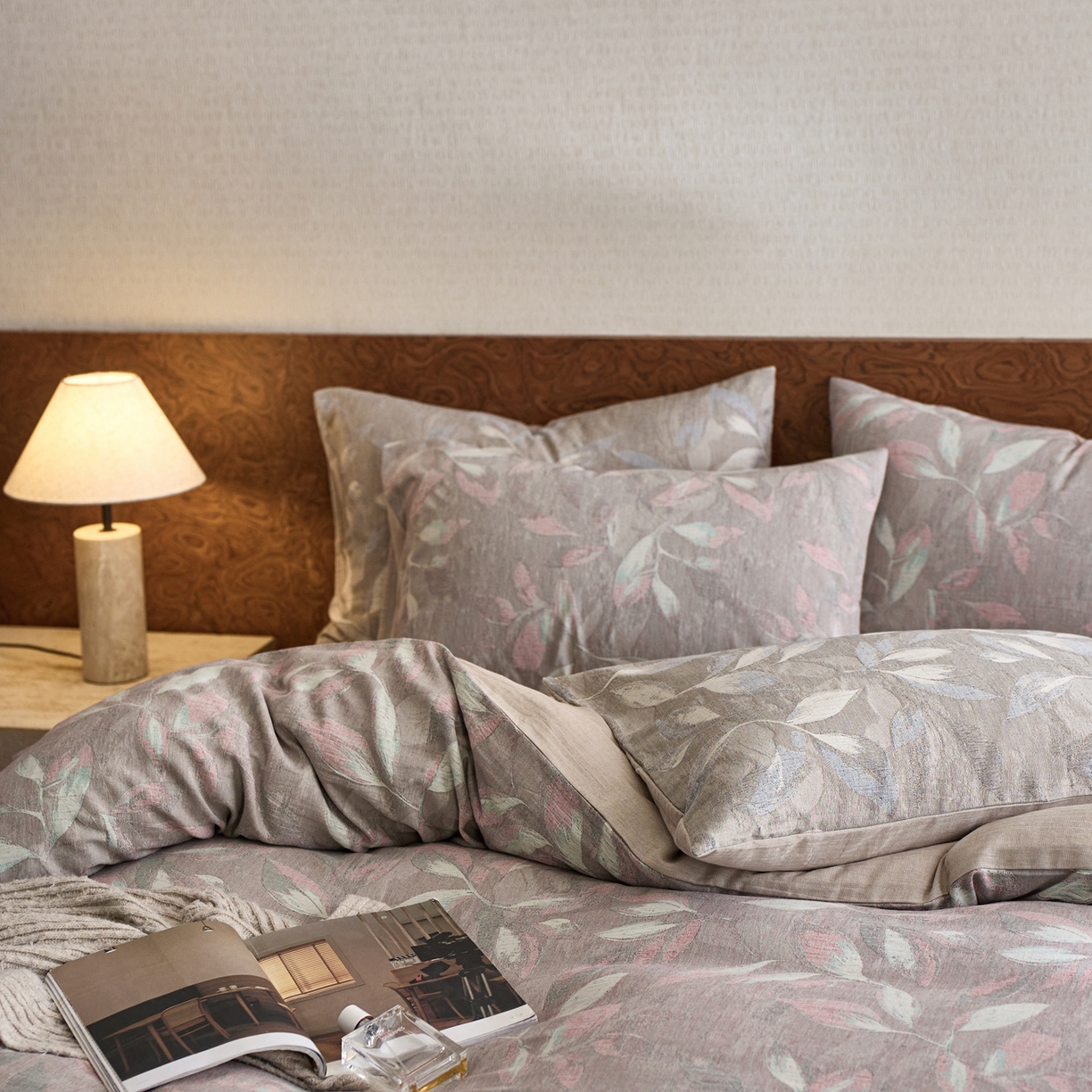 91家纺网 家纺一手货源 找家纺 安莱生活 2026新品色织棉麻大提花四件套蔓藤浮雕复古被套床单床品 蔓藤-槿红