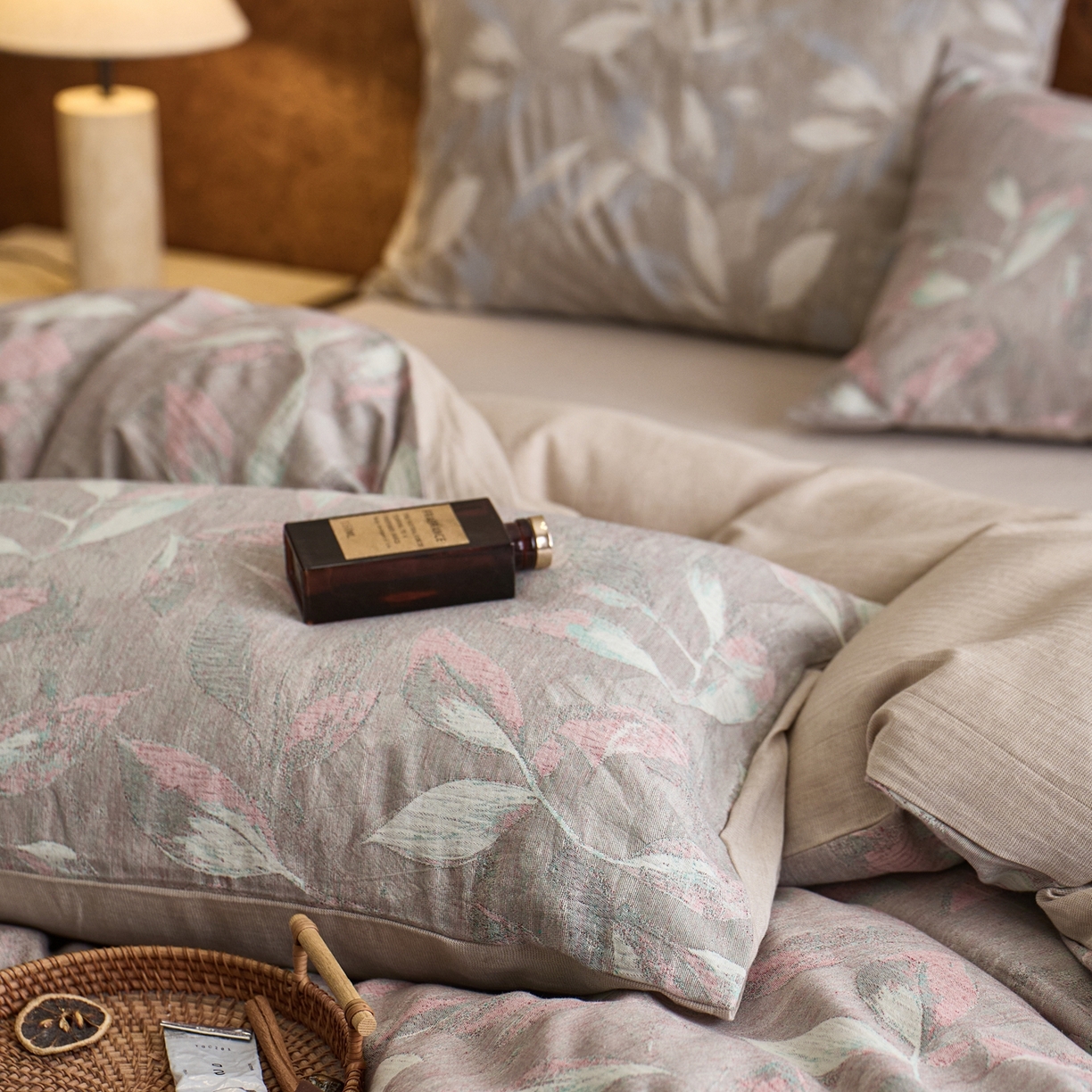 91家纺网 家纺一手货源 找家纺 安莱生活 2026新品色织棉麻大提花四件套蔓藤浮雕复古被套床单床品 蔓藤-槿红