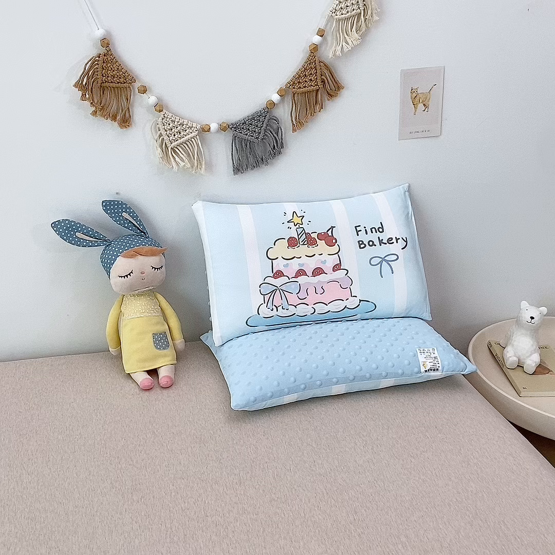 91家纺网 家纺一手货源 找家纺 珍贝家纺 2026新款A面凉感丝+B面豆豆绒枕头枕套+枕芯儿童枕学生枕枕头枕芯 凉感--快乐蛋糕
