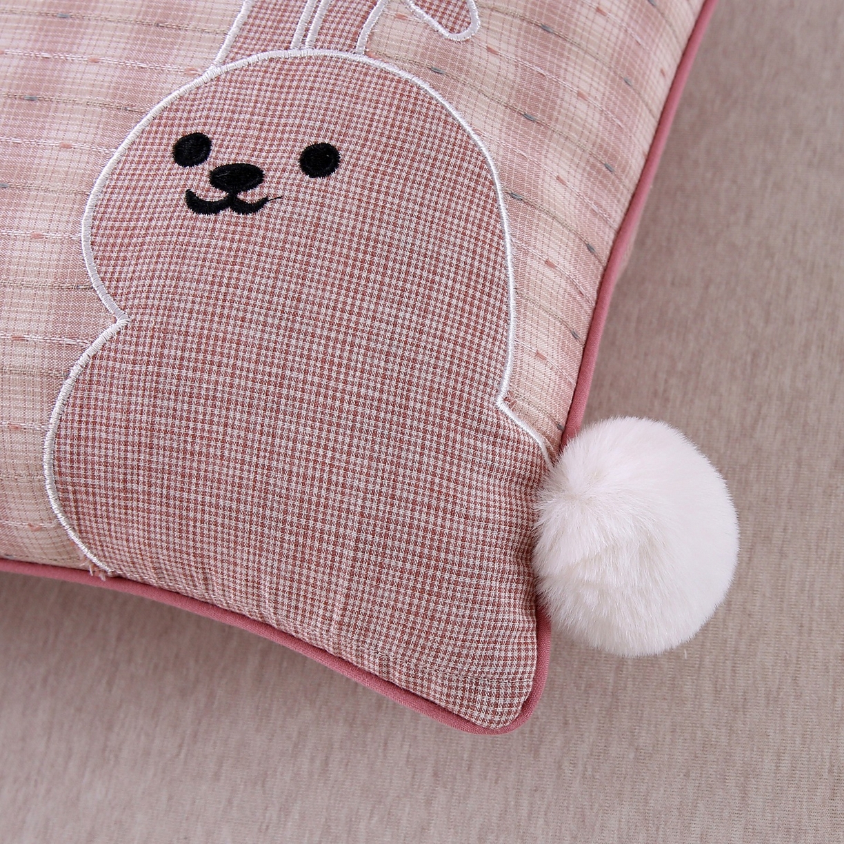 91家纺网 家纺一手货源 找家纺 珍贝家纺 2026新款全棉水洗棉贴布绣荞麦枕枕头枕芯-短尾兔 短尾兔-粉