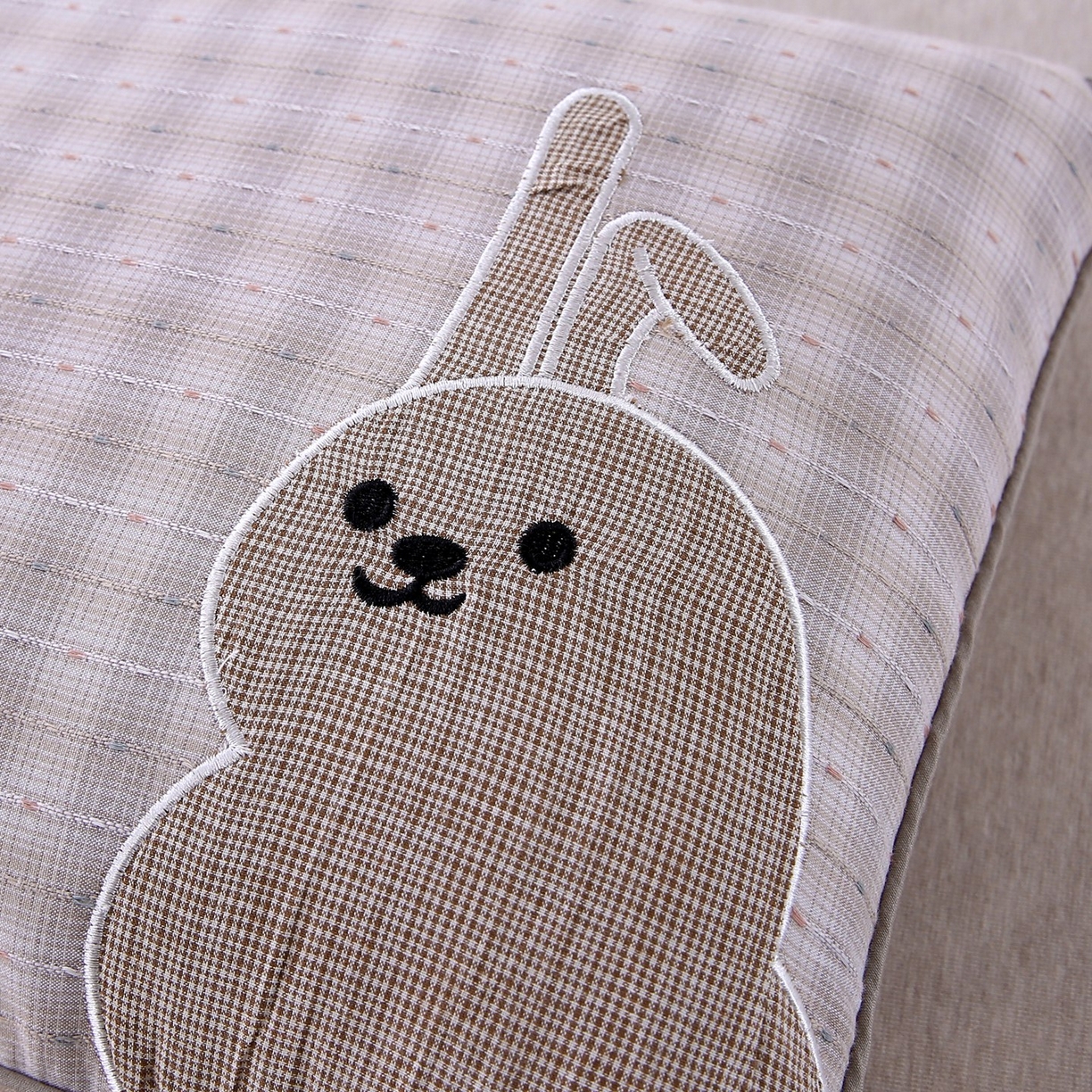 91家纺网 家纺一手货源 找家纺 珍贝家纺 2026新款全棉水洗棉贴布绣荞麦枕枕头枕芯-短尾兔 短尾兔-灰