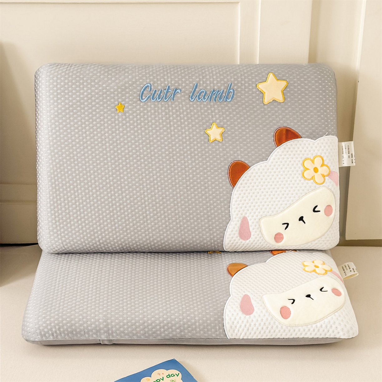 91家纺网 家纺一手货源 找家纺 （总）麦肯锡 2026新款小绵羊卡通面包记忆枕枕头枕芯,小绵羊-粉色,小绵羊-灰色,小绵羊-蓝色,组合图仅供展示不可下单