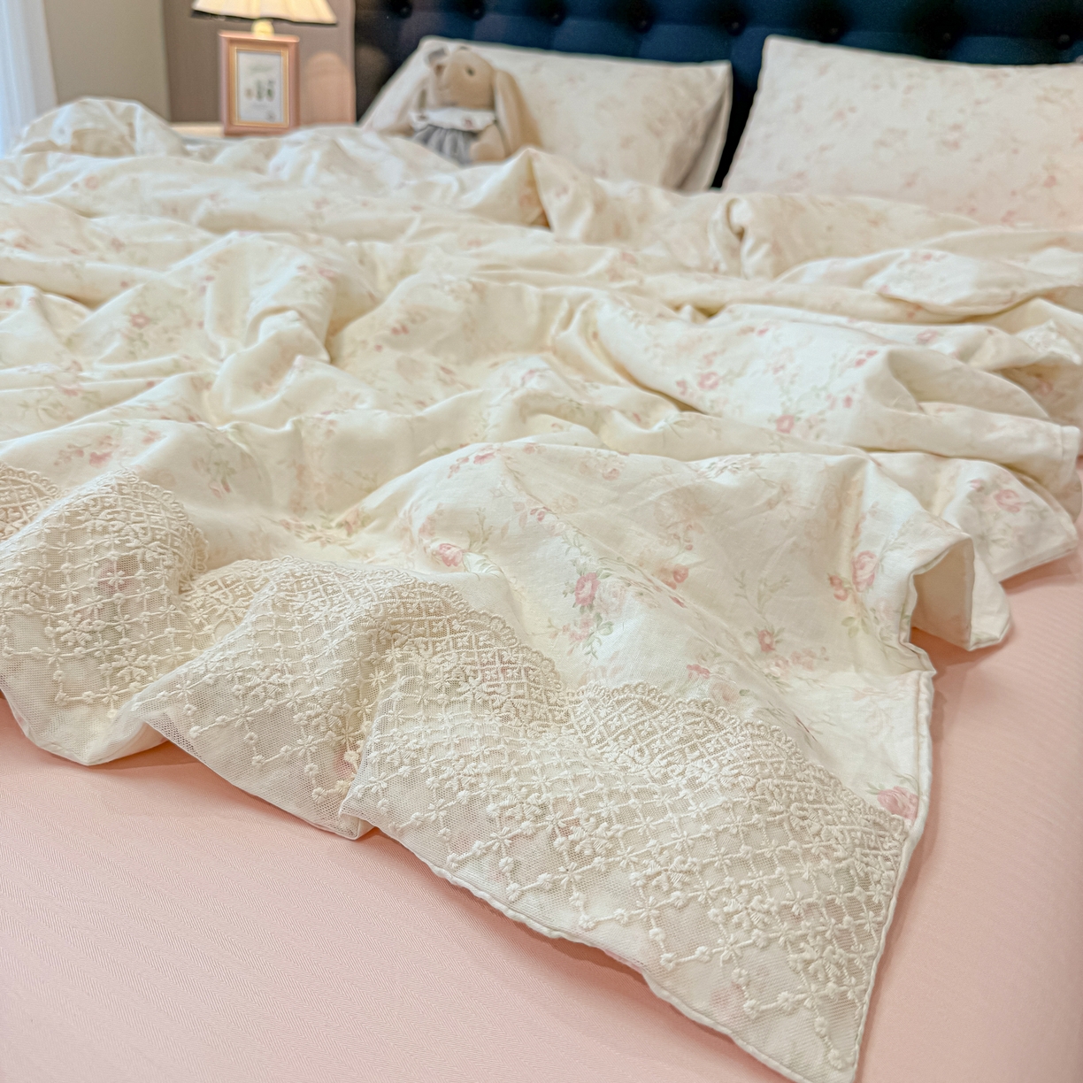 91家纺网 家纺一手货源 找家纺 盼季家纺 2026新款水洗棉印花法式高定小碎花蕾丝花边四件套 法式高定花边-春桃