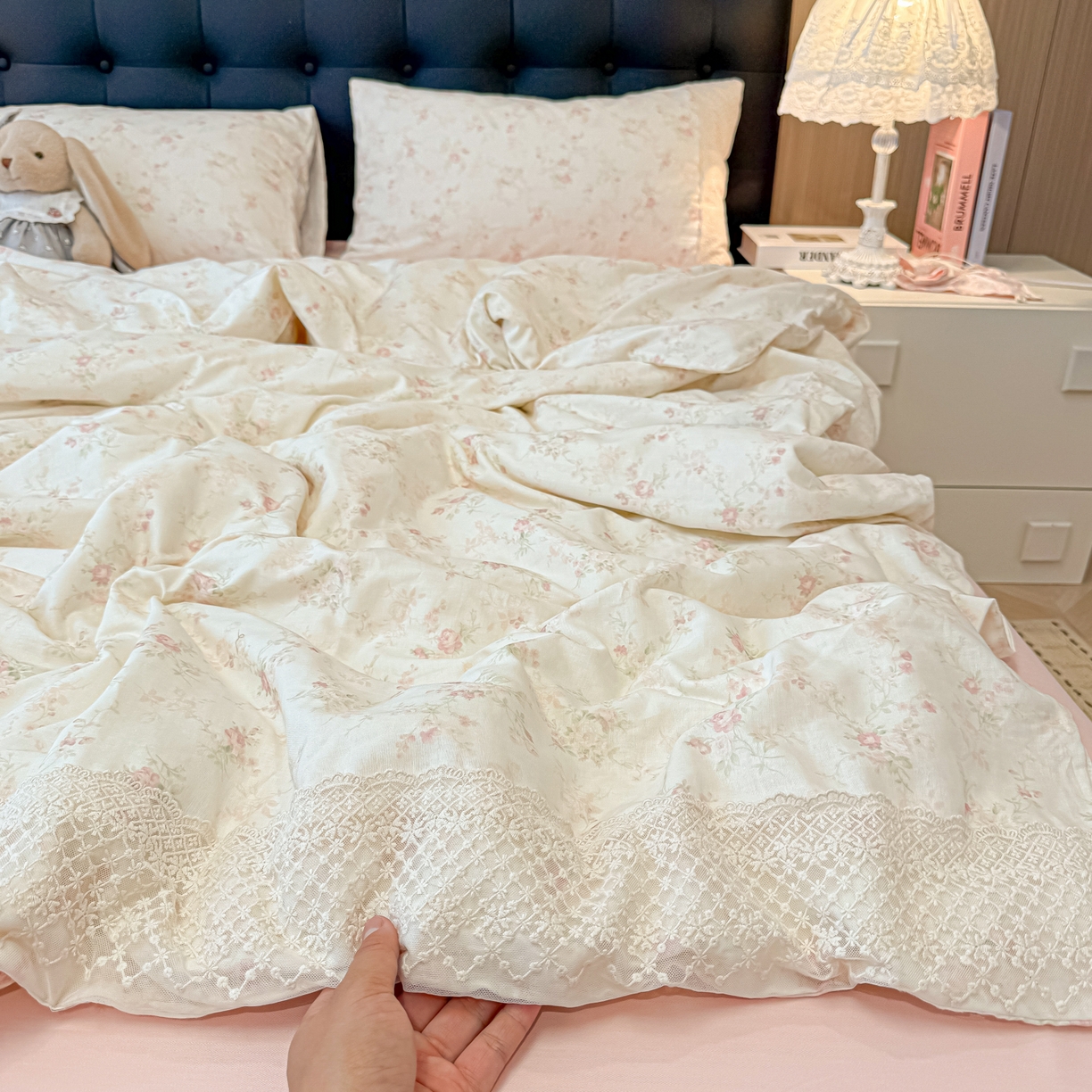 91家纺网 家纺一手货源 找家纺 盼季家纺 2026新款水洗棉印花法式高定小碎花蕾丝花边四件套 法式高定花边-春桃