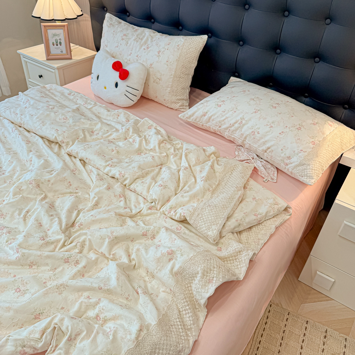 91家纺网 家纺一手货源 找家纺 盼季家纺 2026新款水洗棉印花法式高定小碎花蕾丝花边四件套 法式高定花边-春桃
