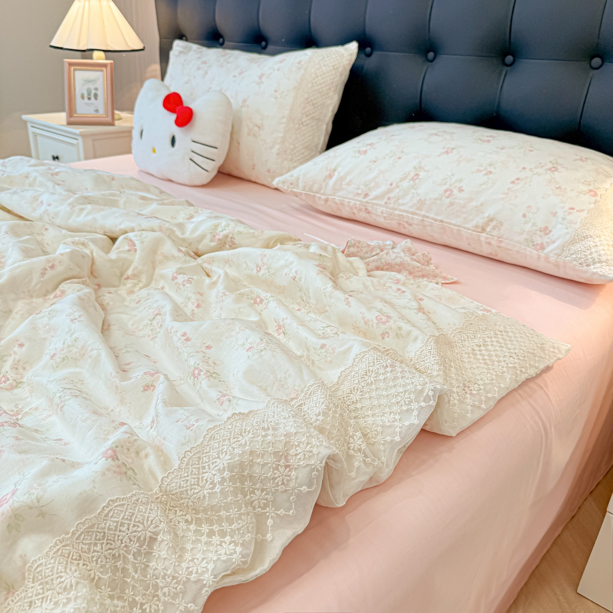 91家纺网 家纺一手货源 找家纺 盼季家纺 2026新款水洗棉印花法式高定小碎花蕾丝花边四件套 法式高定花边-春桃