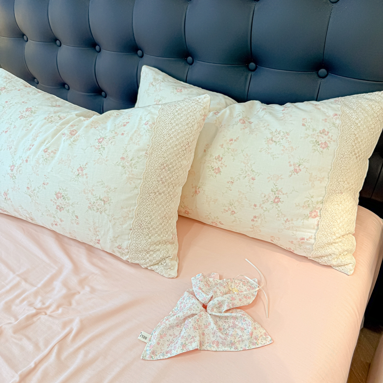 91家纺网 家纺一手货源 找家纺 盼季家纺 2026新款水洗棉印花法式高定小碎花蕾丝花边四件套 法式高定花边-春桃