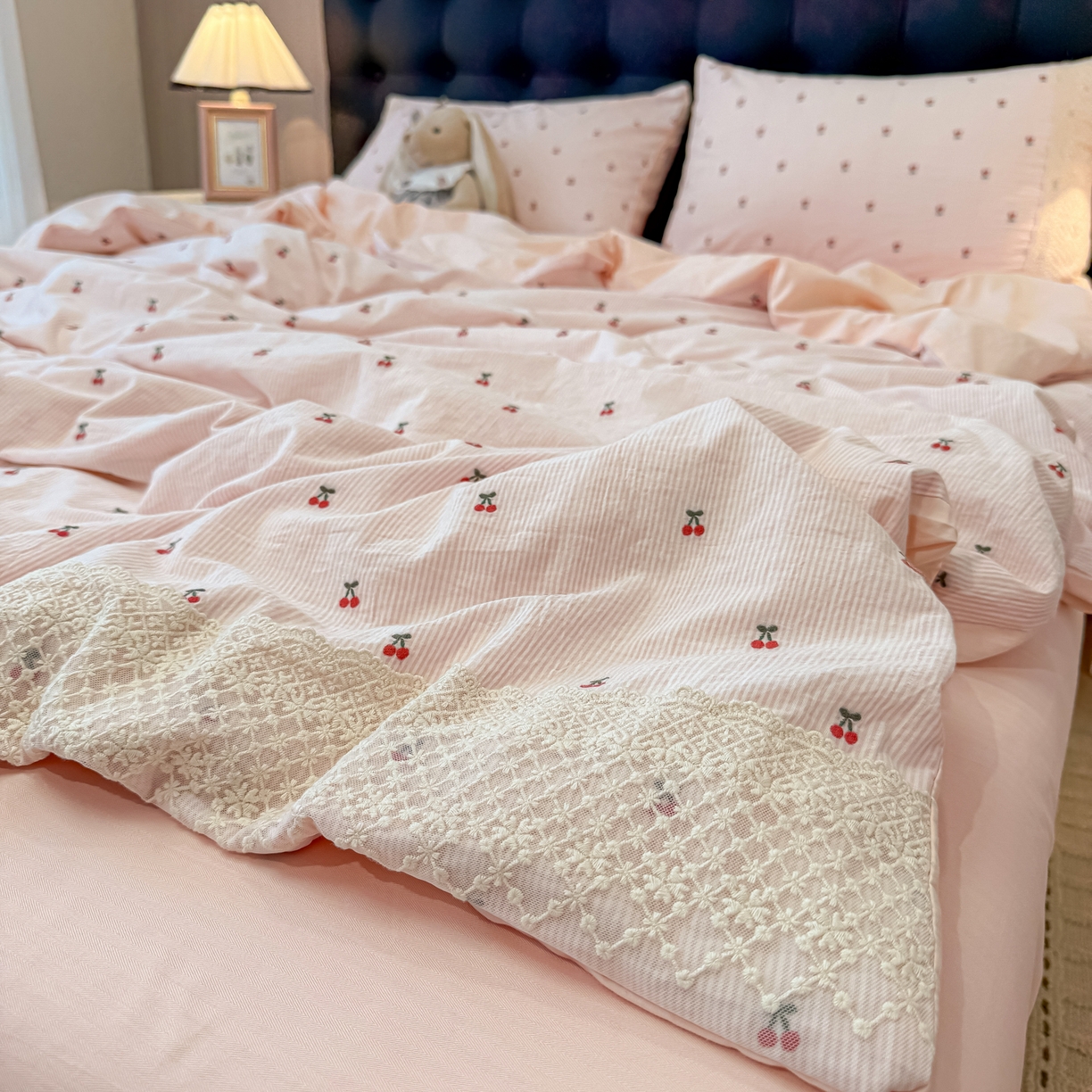 91家纺网 家纺一手货源 找家纺 盼季家纺 2026新款水洗棉印花法式高定小碎花蕾丝花边四件套 法式高定花边-粉樱桃