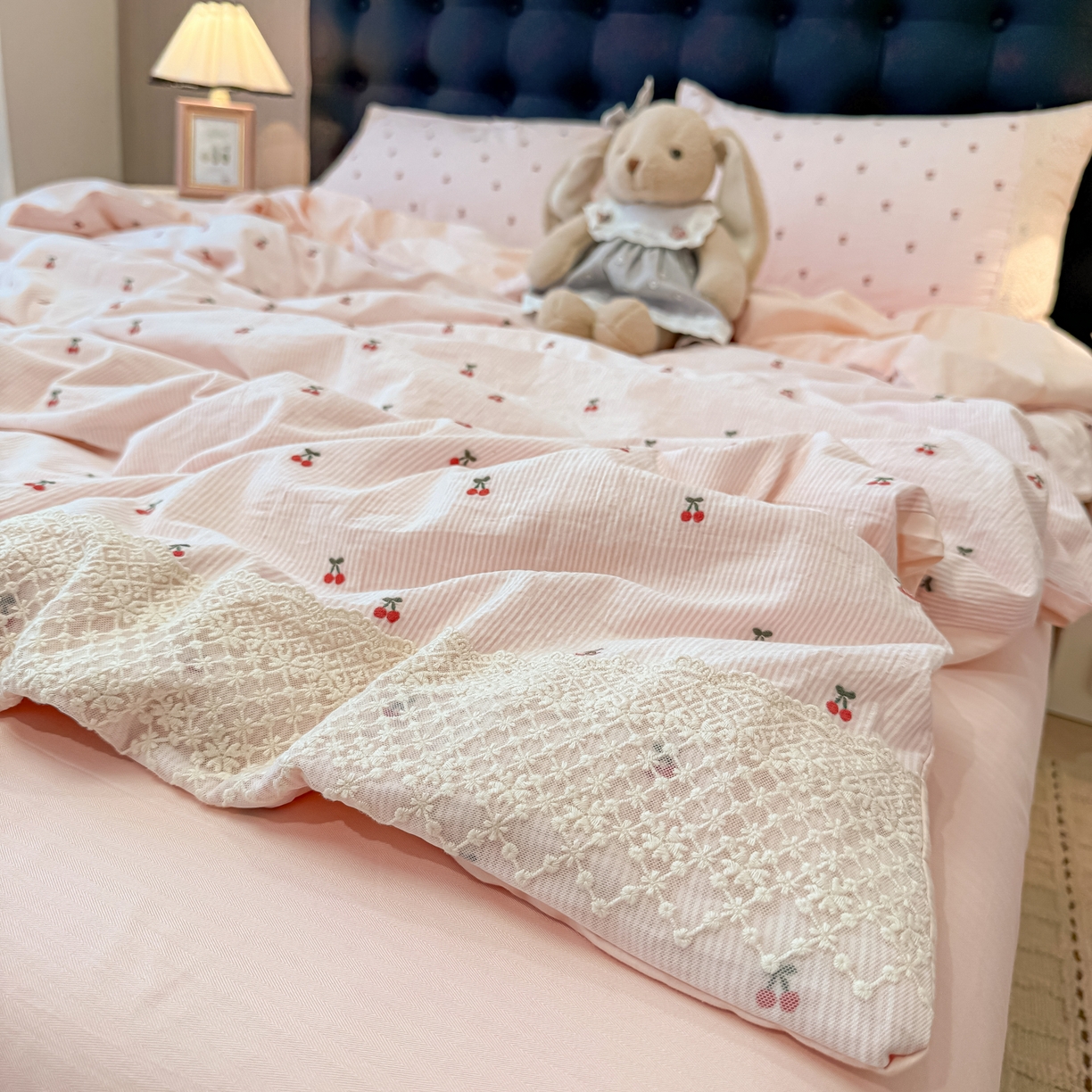 91家纺网 家纺一手货源 找家纺 盼季家纺 2026新款水洗棉印花法式高定小碎花蕾丝花边四件套 法式高定花边-粉樱桃