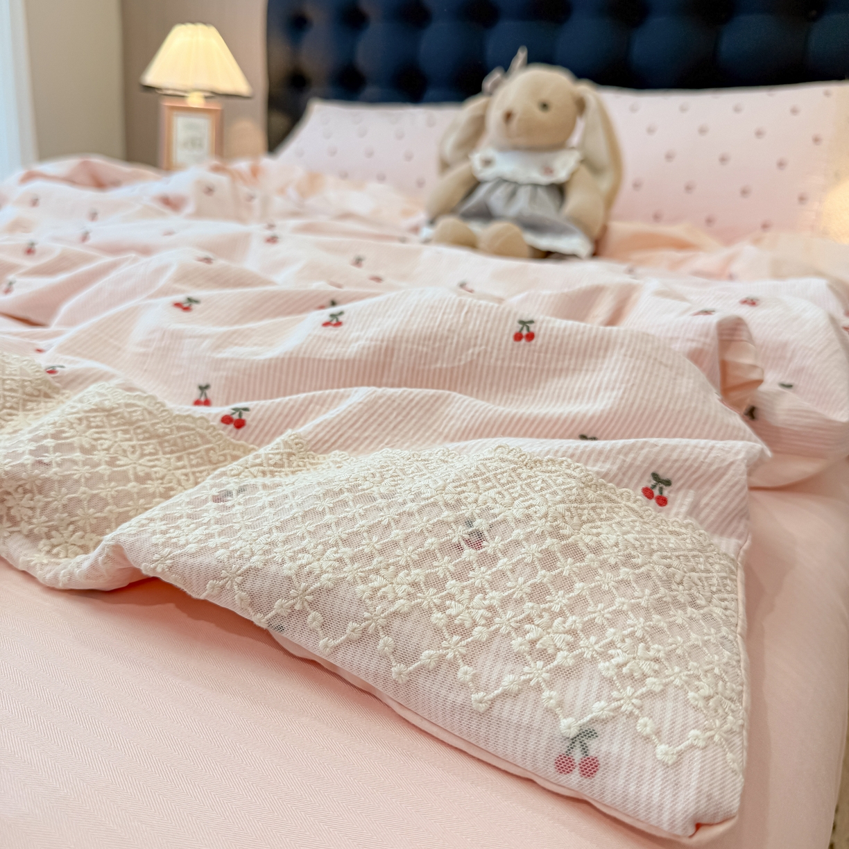 91家纺网 家纺一手货源 找家纺 盼季家纺 2026新款水洗棉印花法式高定小碎花蕾丝花边四件套 法式高定花边-粉樱桃