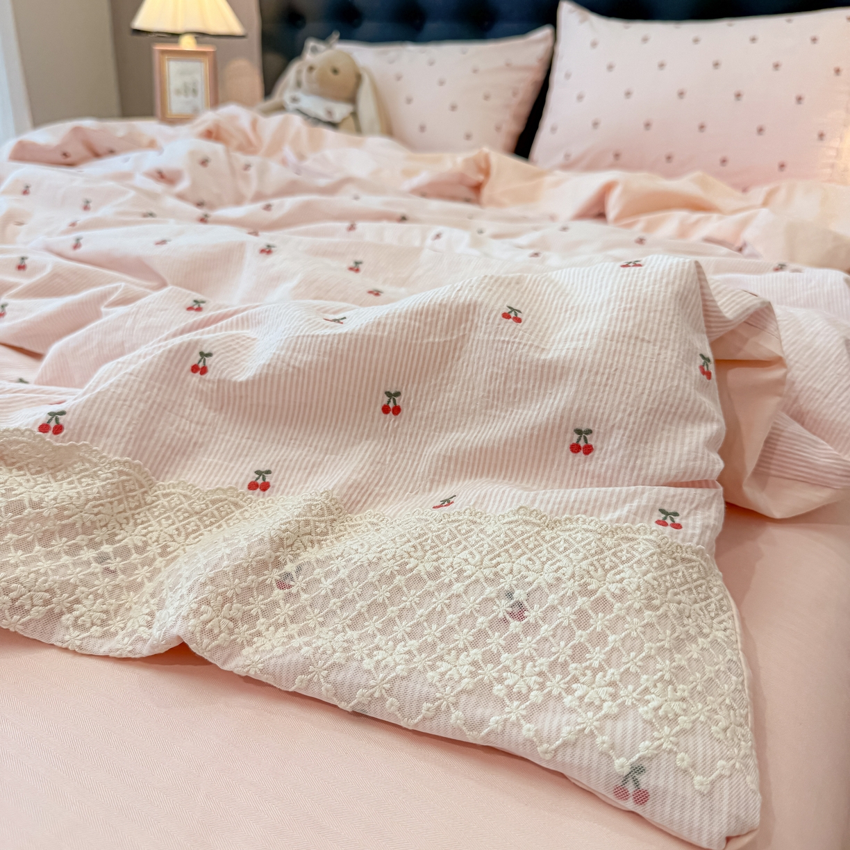 91家纺网 家纺一手货源 找家纺 盼季家纺 2026新款水洗棉印花法式高定小碎花蕾丝花边四件套 法式高定花边-粉樱桃