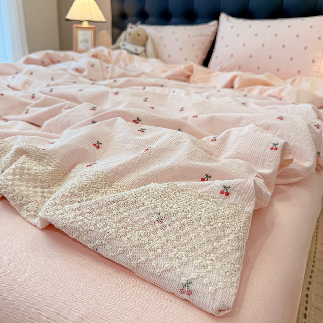 91家纺网 家纺一手货源 找家纺 盼季家纺 2026新款水洗棉印花法式高定小碎花蕾丝花边四件套 法式高定花边-粉樱桃