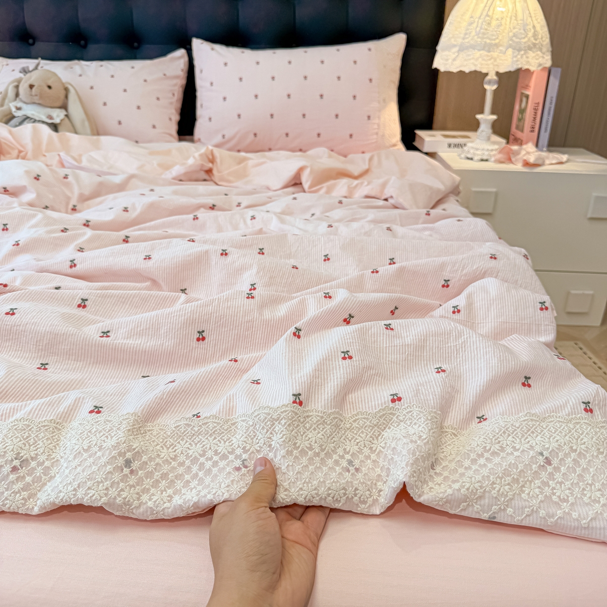 91家纺网 家纺一手货源 找家纺 盼季家纺 2026新款水洗棉印花法式高定小碎花蕾丝花边四件套 法式高定花边-粉樱桃